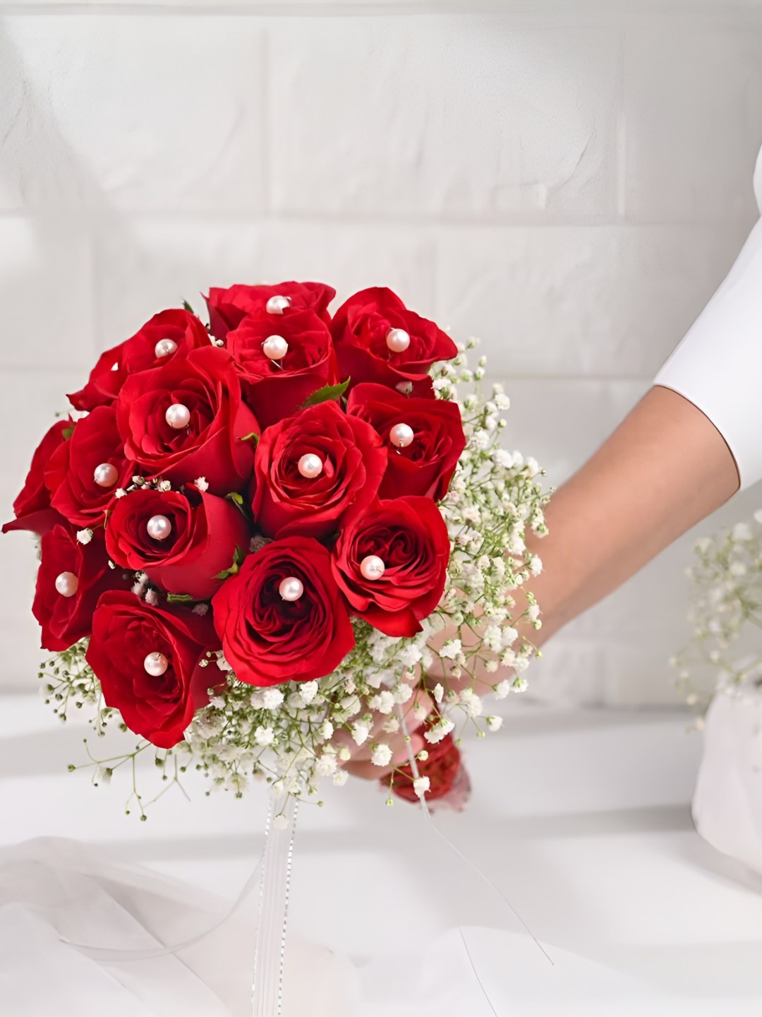 

Floweraura Red & White 15 Pieces Roses Fresh Flowers Bouquet With Pearls