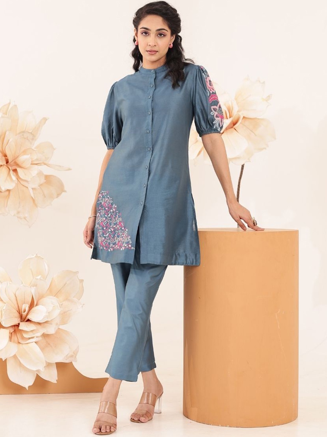 

Kaftanize Floral Embroidered Band Collar Short Sleeves Top With Trouser, Blue