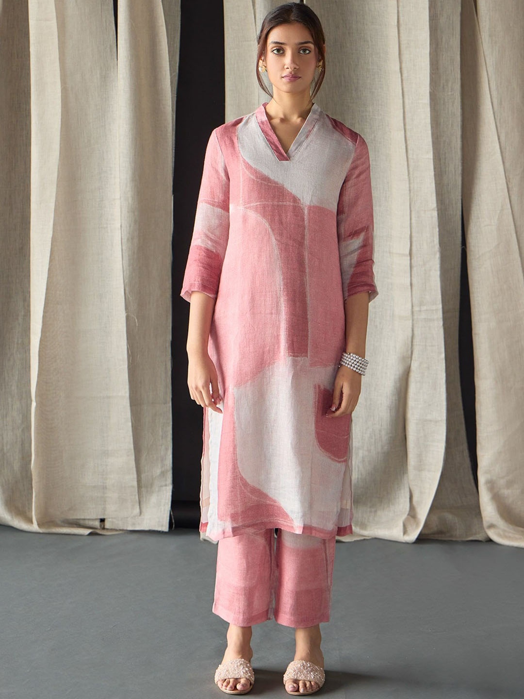 

Bombay Bloom Colourblocked Linen Straight Kurta With Trouser, Pink
