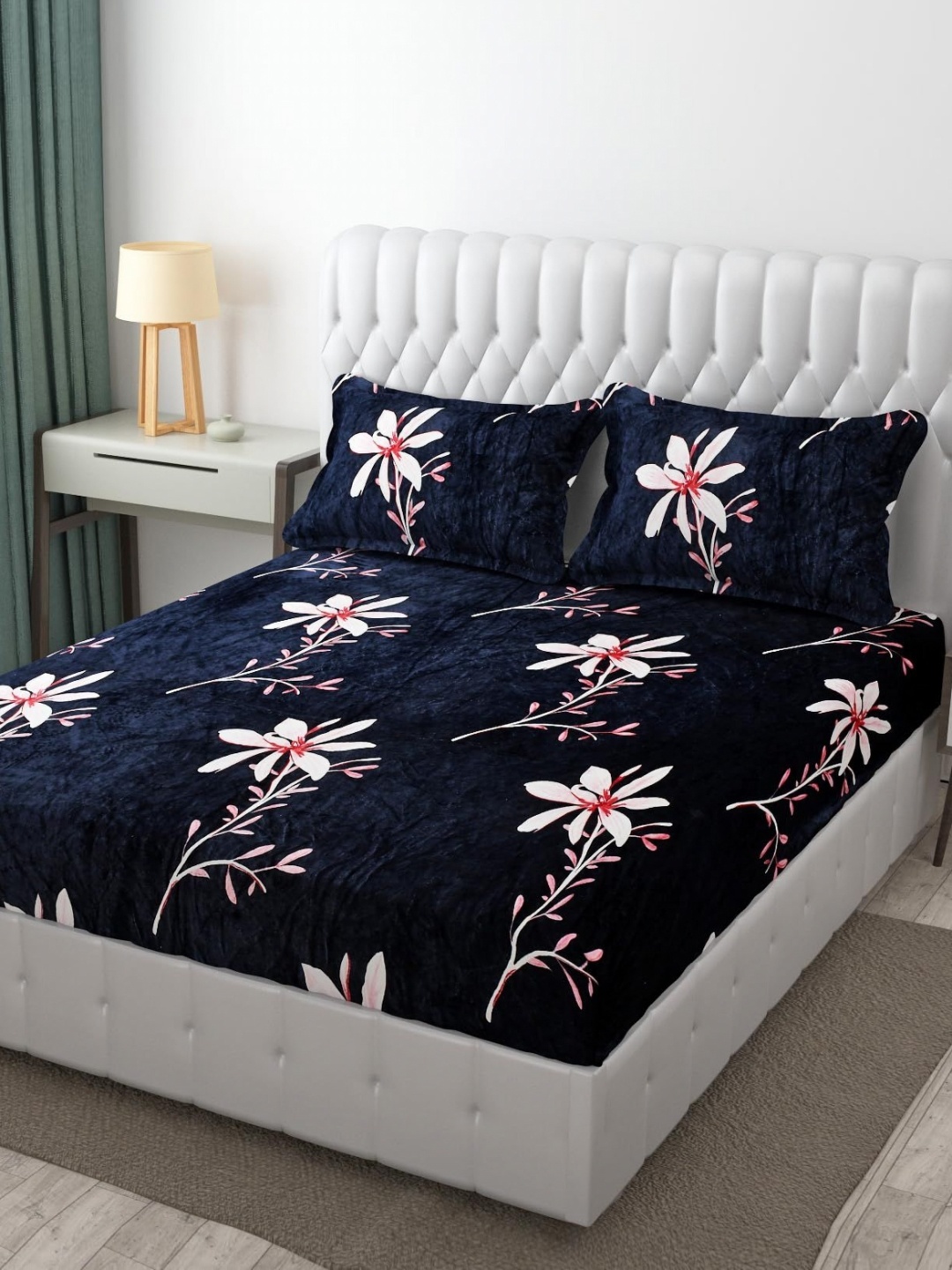 

RRC Black & White Floral Woolen 300 TC Double Queen Bedsheet Set-2.28 m X 2.54 m