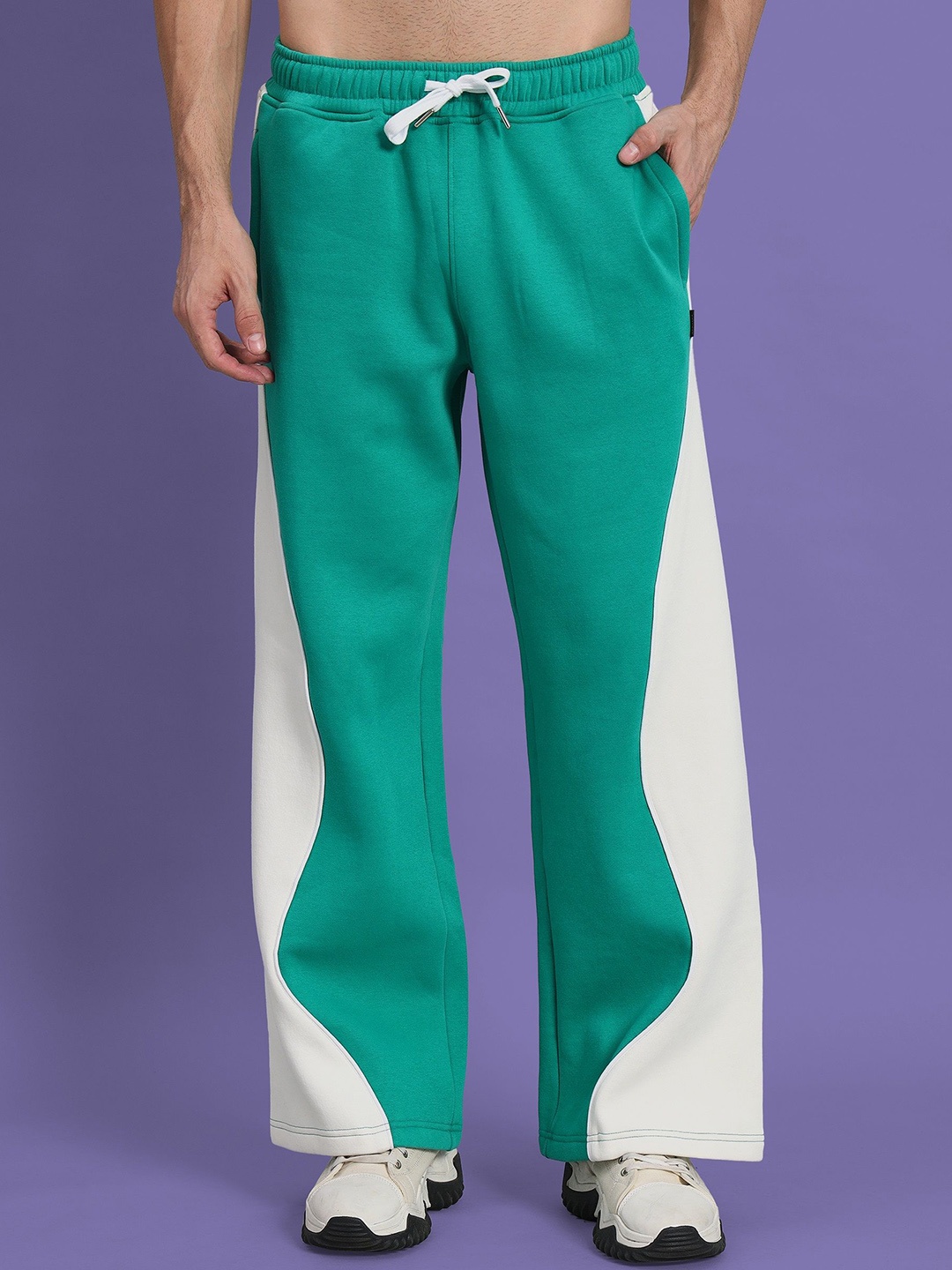 

PockMAN Men Colourblocked Antimicrobial Mid-Rise Relaxed Fit Track Pants, Green