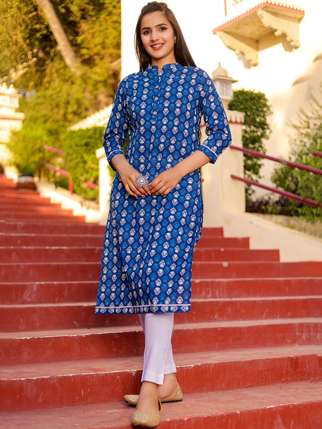 

Chandbaali Floral Printed Regular Cotton Straight Kurta, Blue