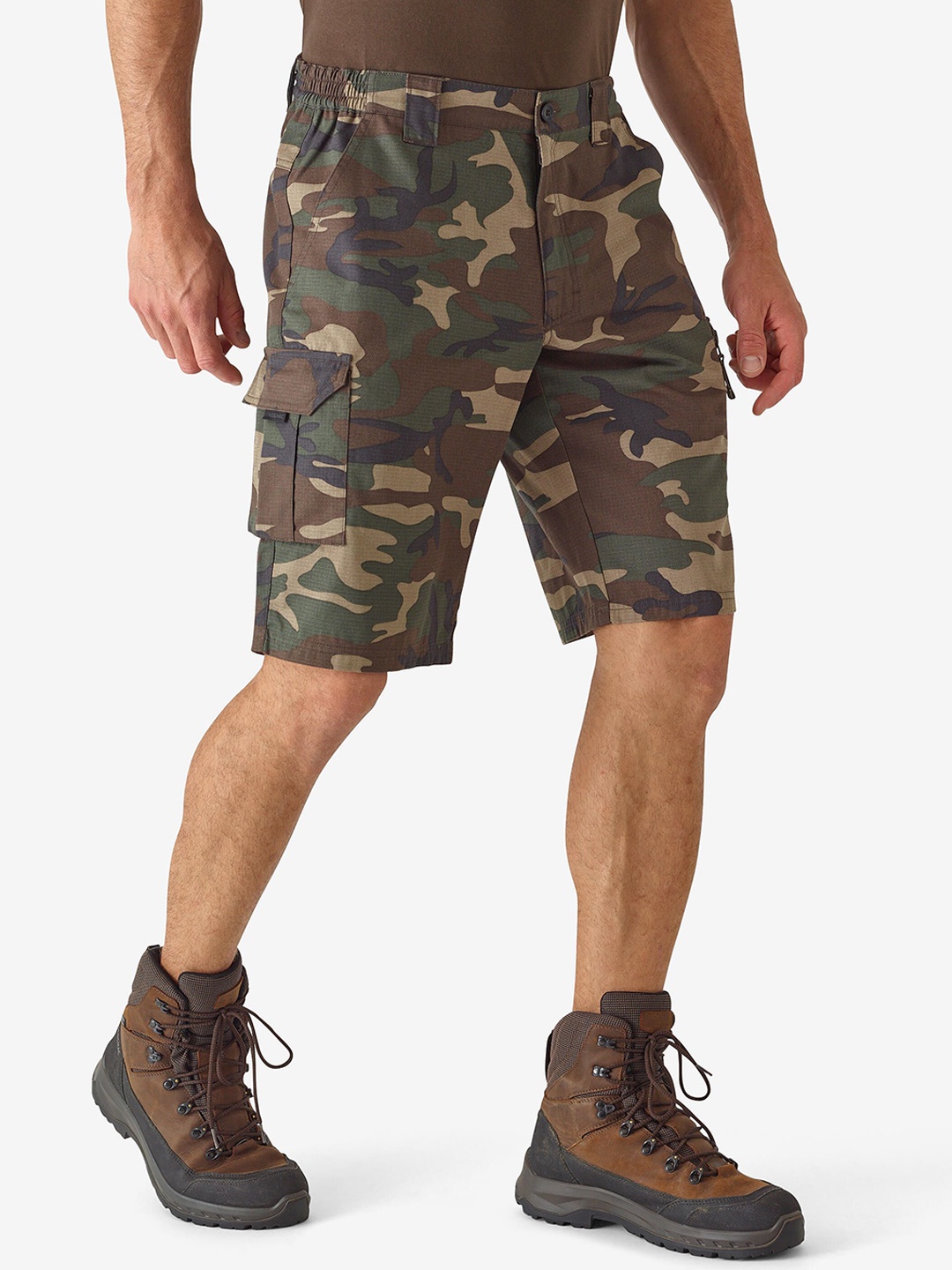 

SOLOGNAC By Decathlon Men Green Camouflage Regular Hiking Shorts