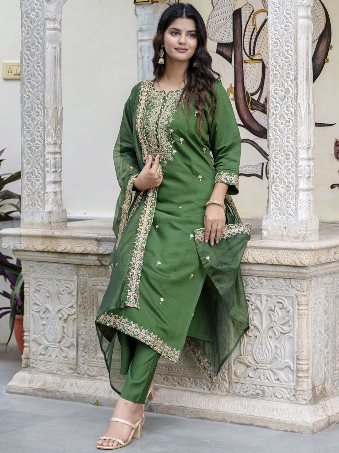 

VredeVogel Floral Embroidered Round Neck Regular Straight Kurta With Trouser With Dupatta, Green