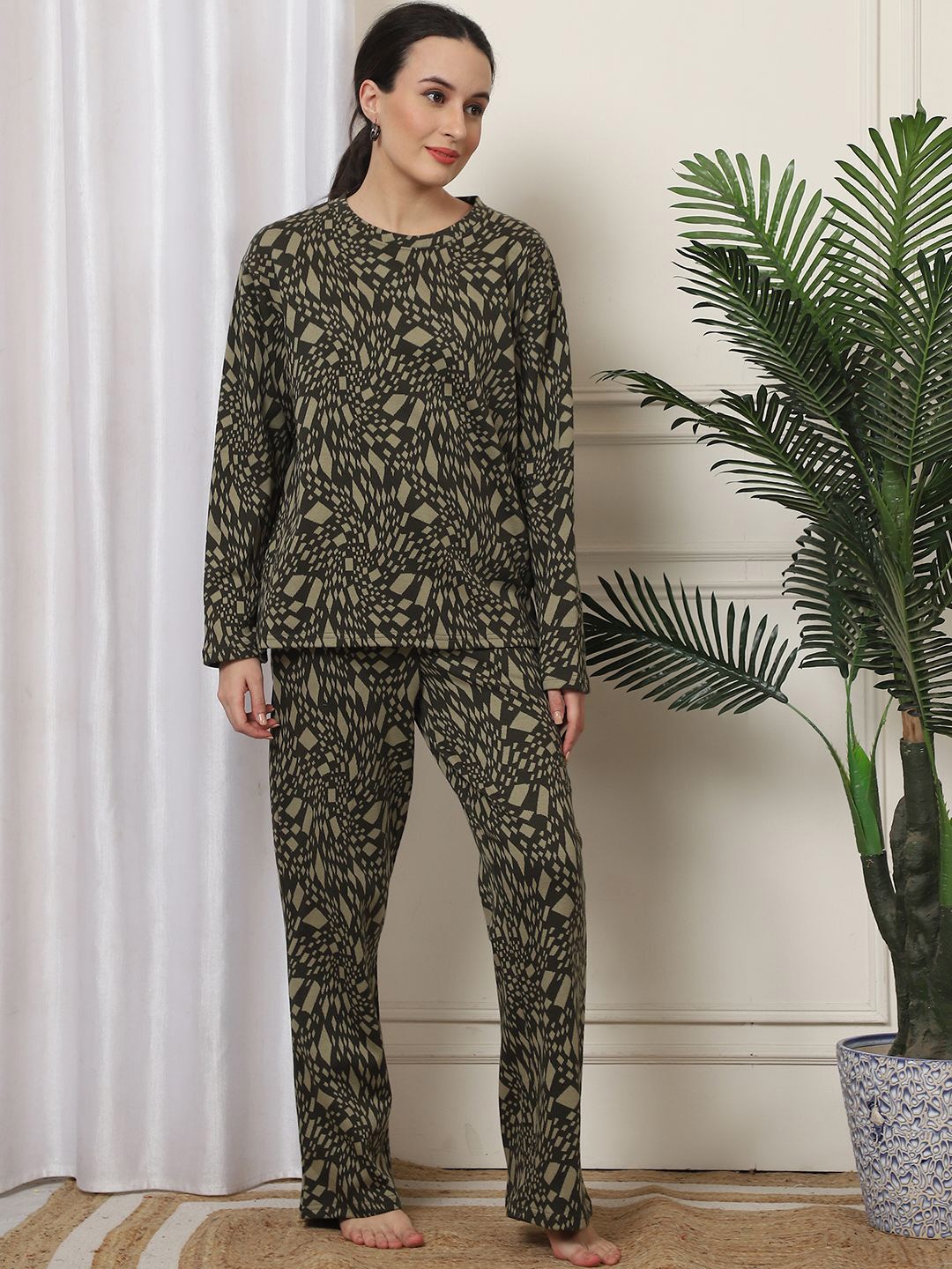 

Kanvin Women Floral Printed Long Sleeves Night suit, Green