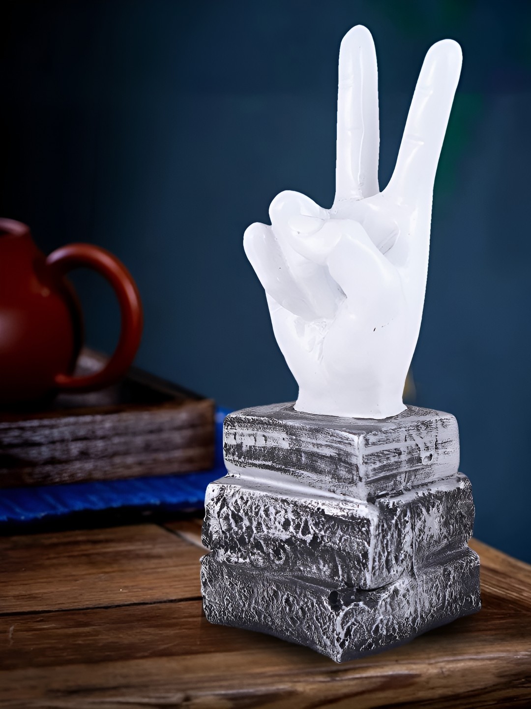 

Zart White Idol Showpiece