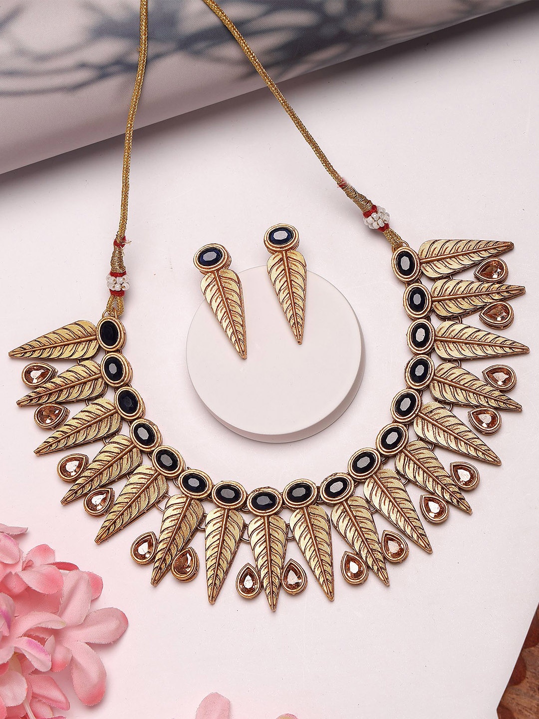 

KARATCART Gold-Plated Kundan-Studded Arrow Leaf Engraved Jewellery Set