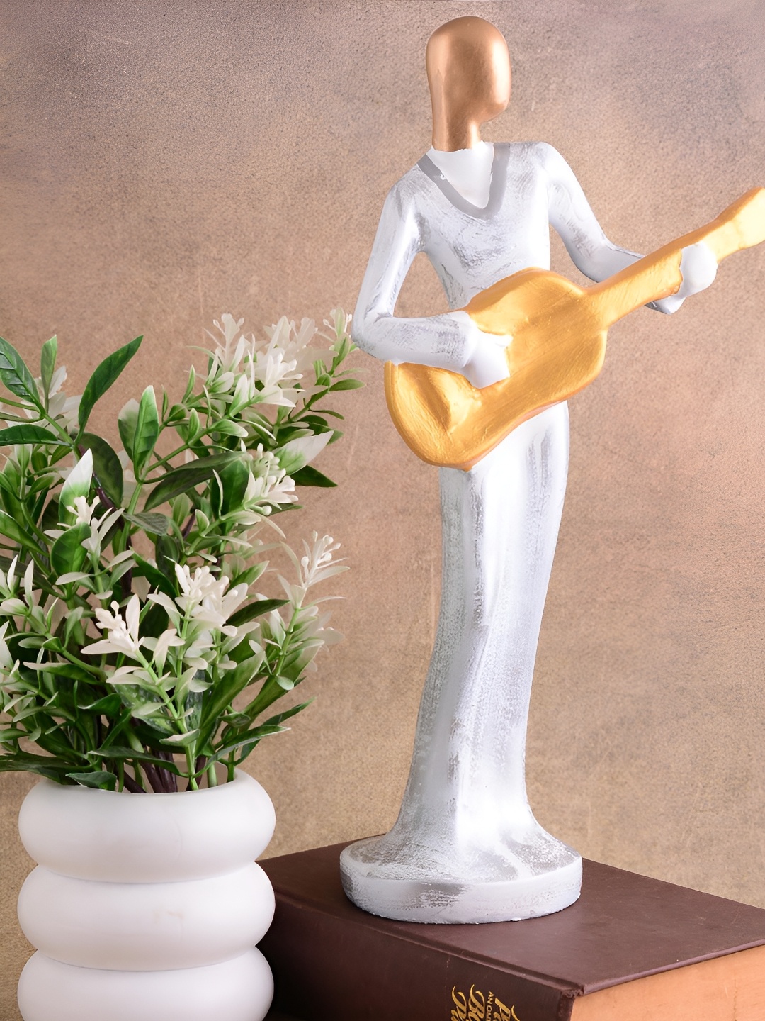 

Zart White Idol Showpiece