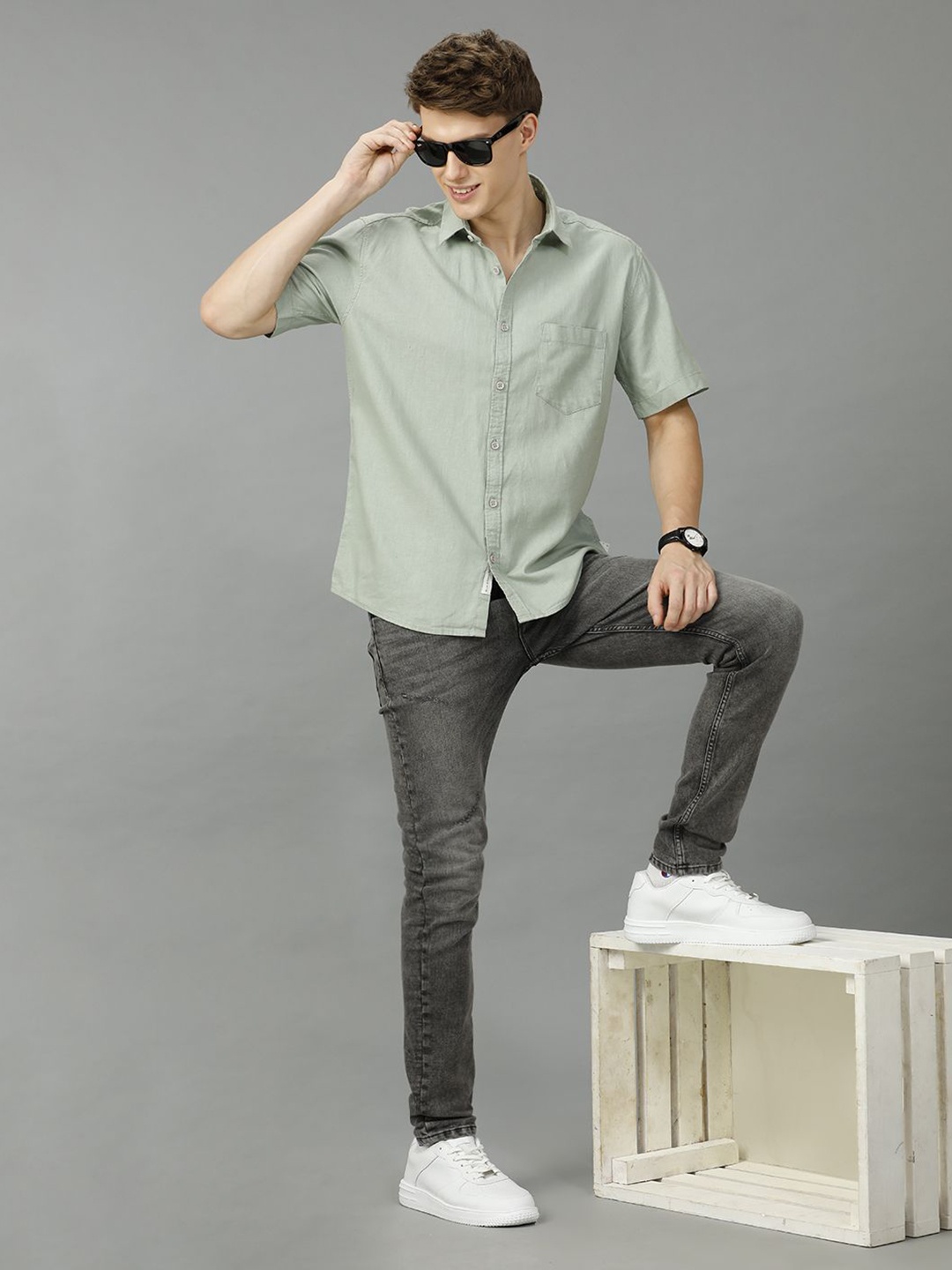 

Voi Jeans Men Classic Spread Collar Solid Linen Boxy Casual Shirt, Olive
