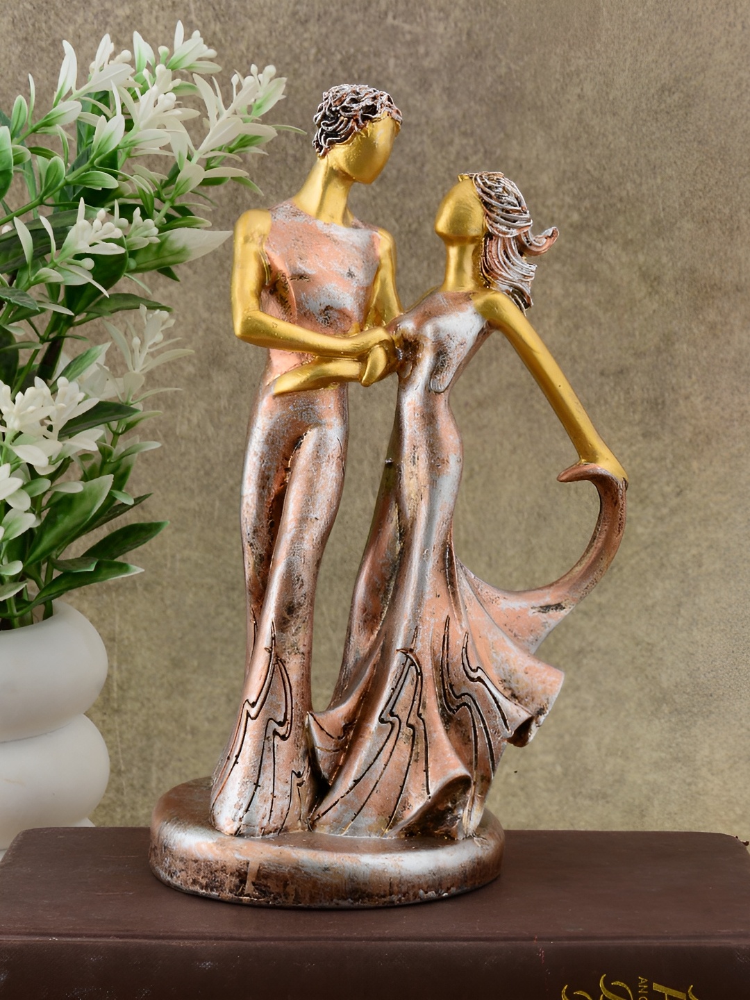 

Zart Gold-Toned Romentic Love Couple Figurine Showpiece