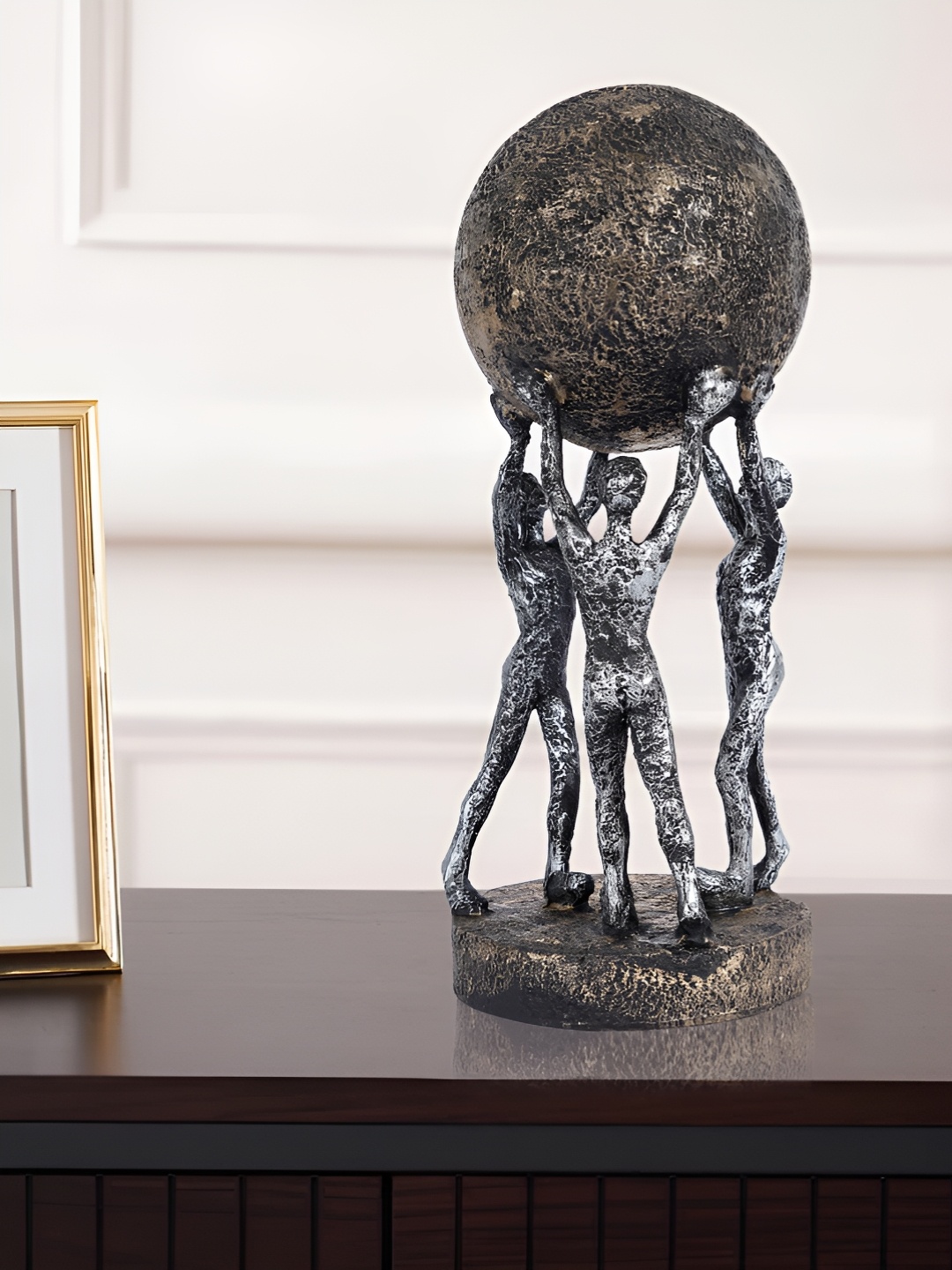 

Zart Grey Idol Showpiece