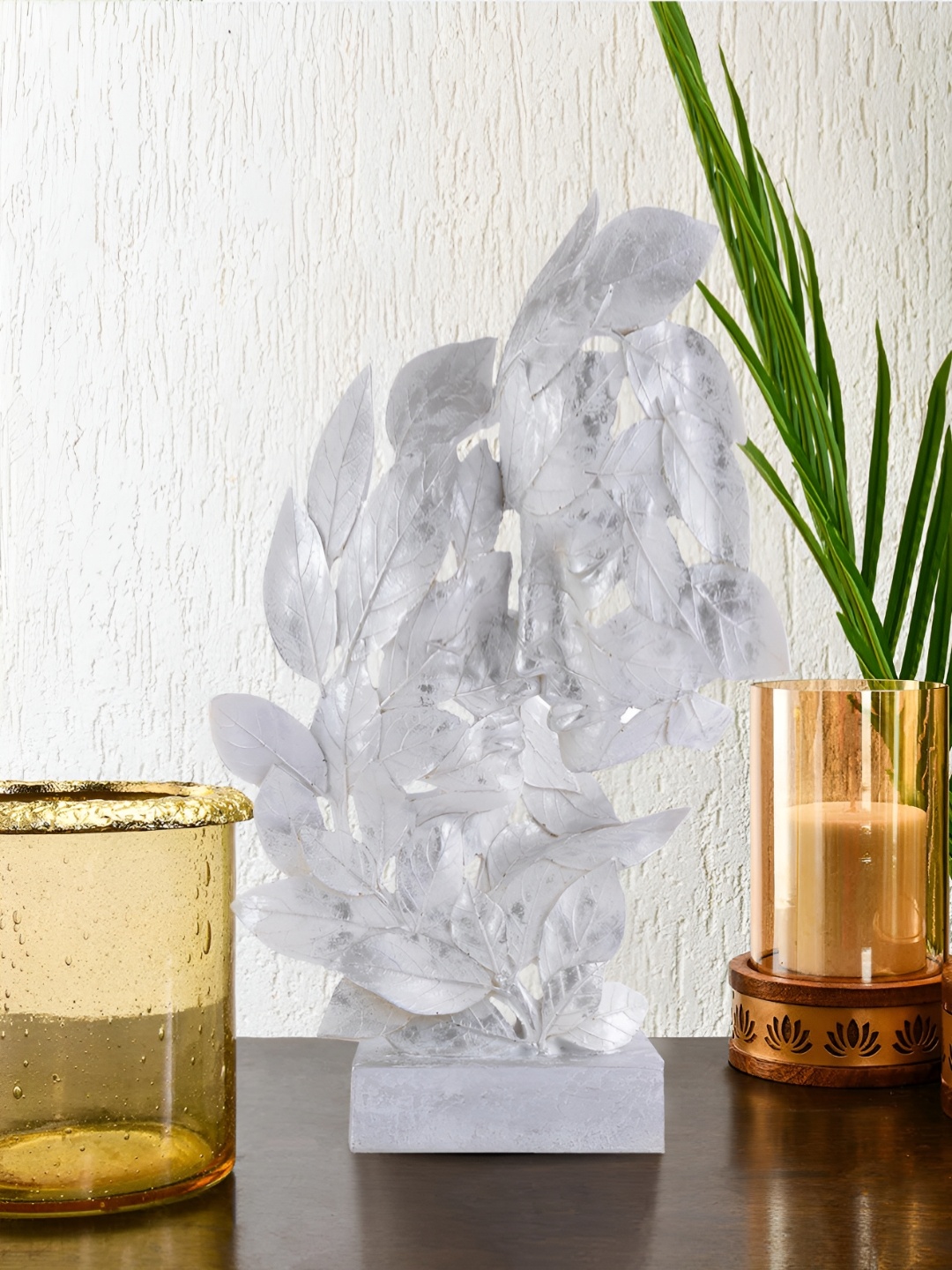 

Zart White Idol Showpiece