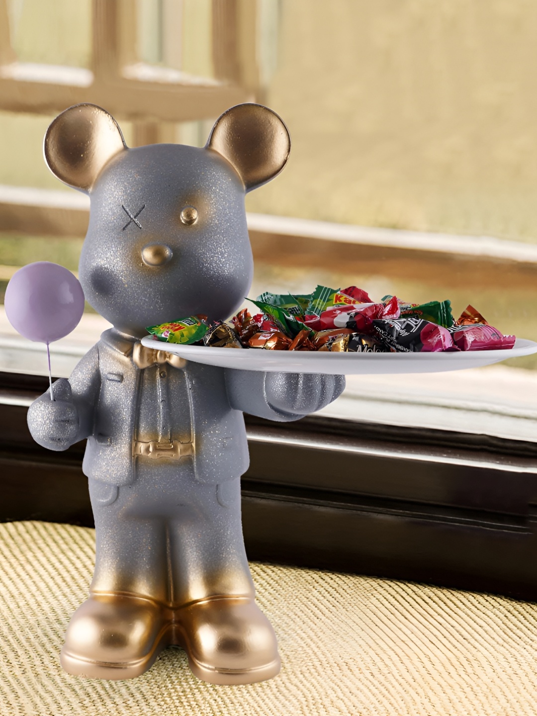 

Zart Grey Idol Showpiece