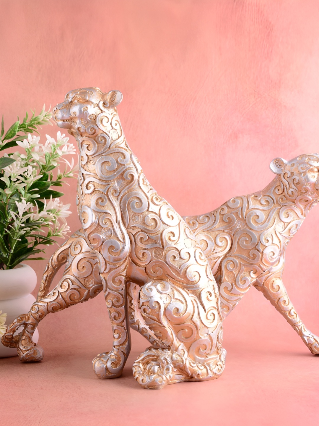

Zart White Idol Showpiece
