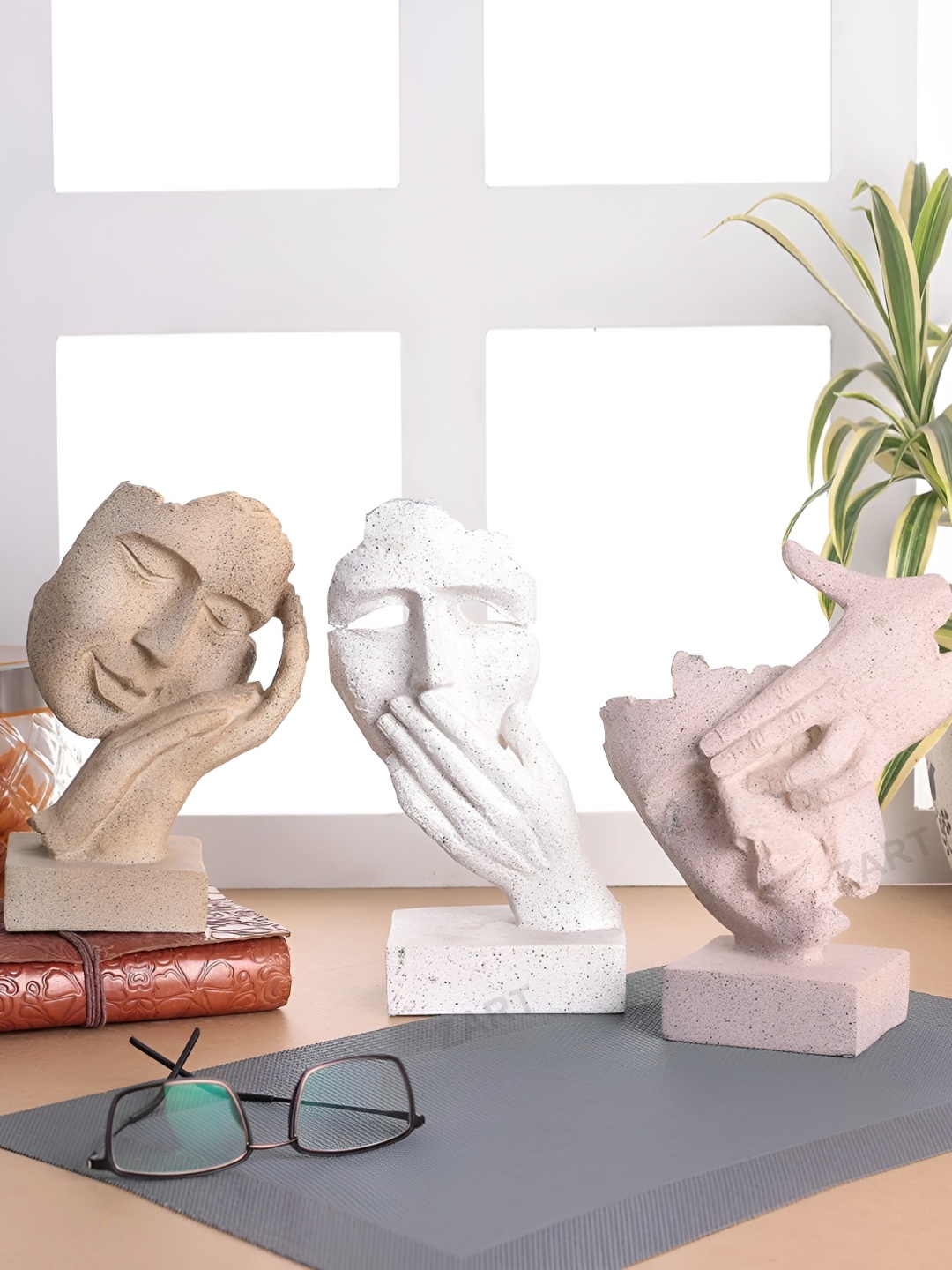 

Zart White Idol Showpiece