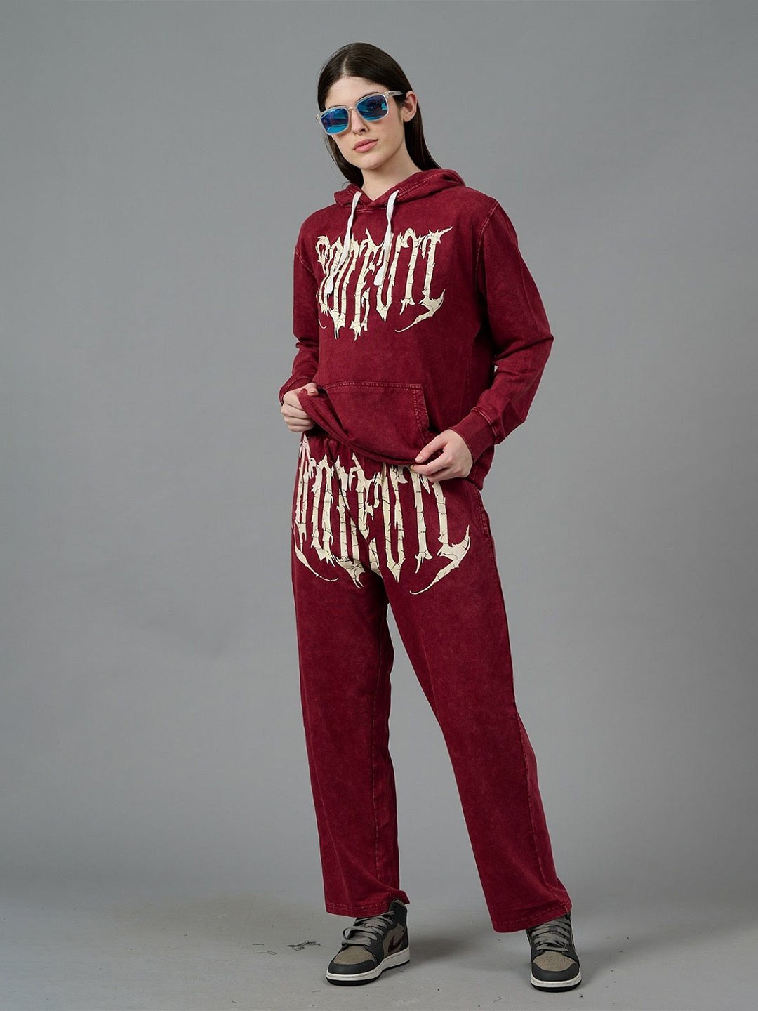 

GO DEVIL Typographic Printed Hooded Oversized Fleece Sweatshirt With Joggers, Maroon