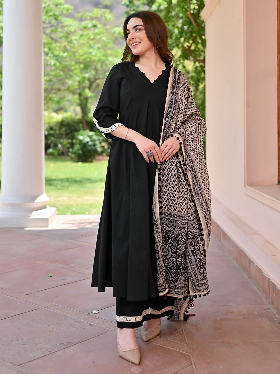 

Bunaai V-Neck Kurta with Trouser & Dupatta, Black