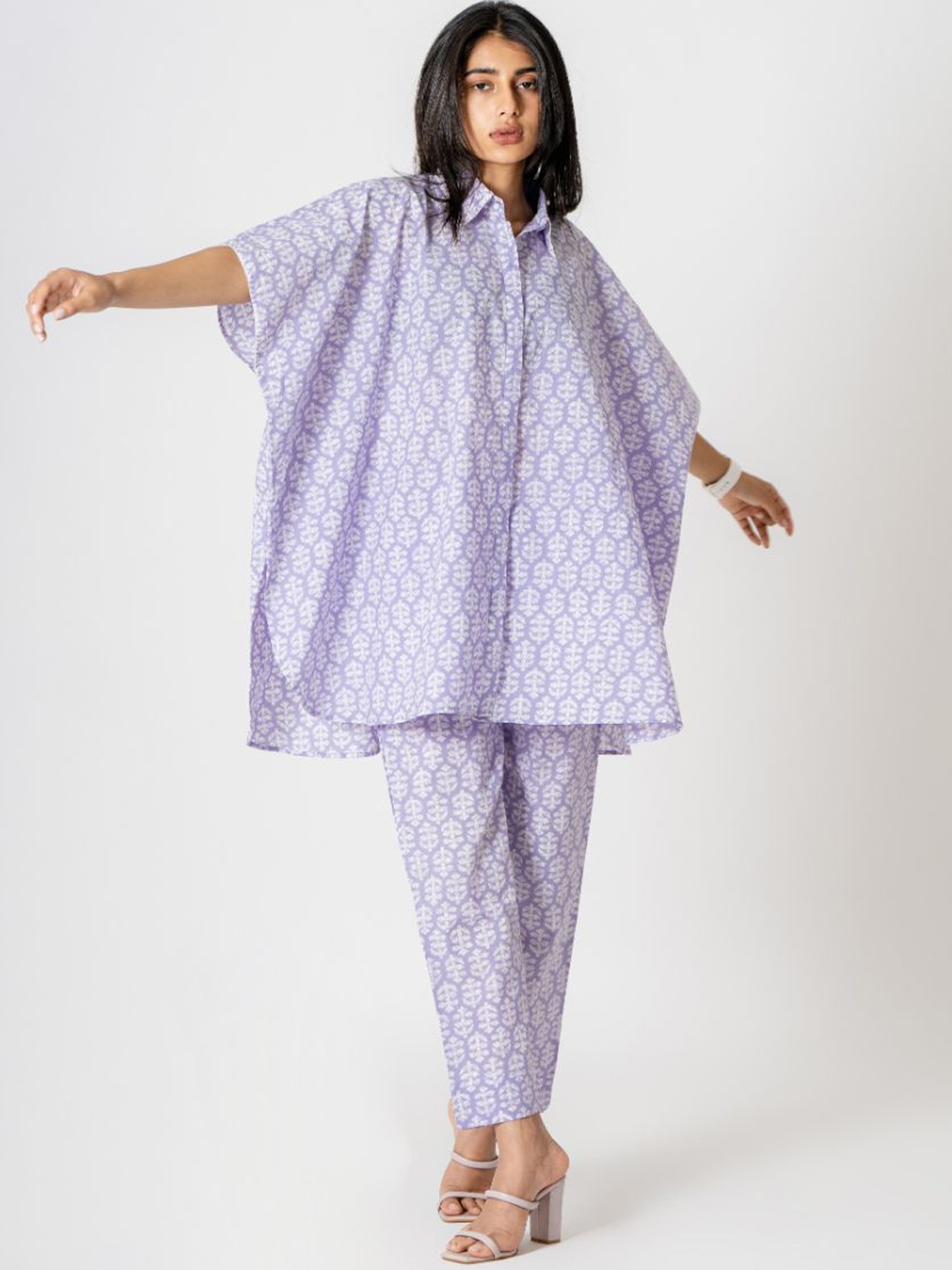

Kameez by Pooja Kejriwal Jenzie Printed Pure Cotton Loose-Fit Shirt & Trousers, Lavender