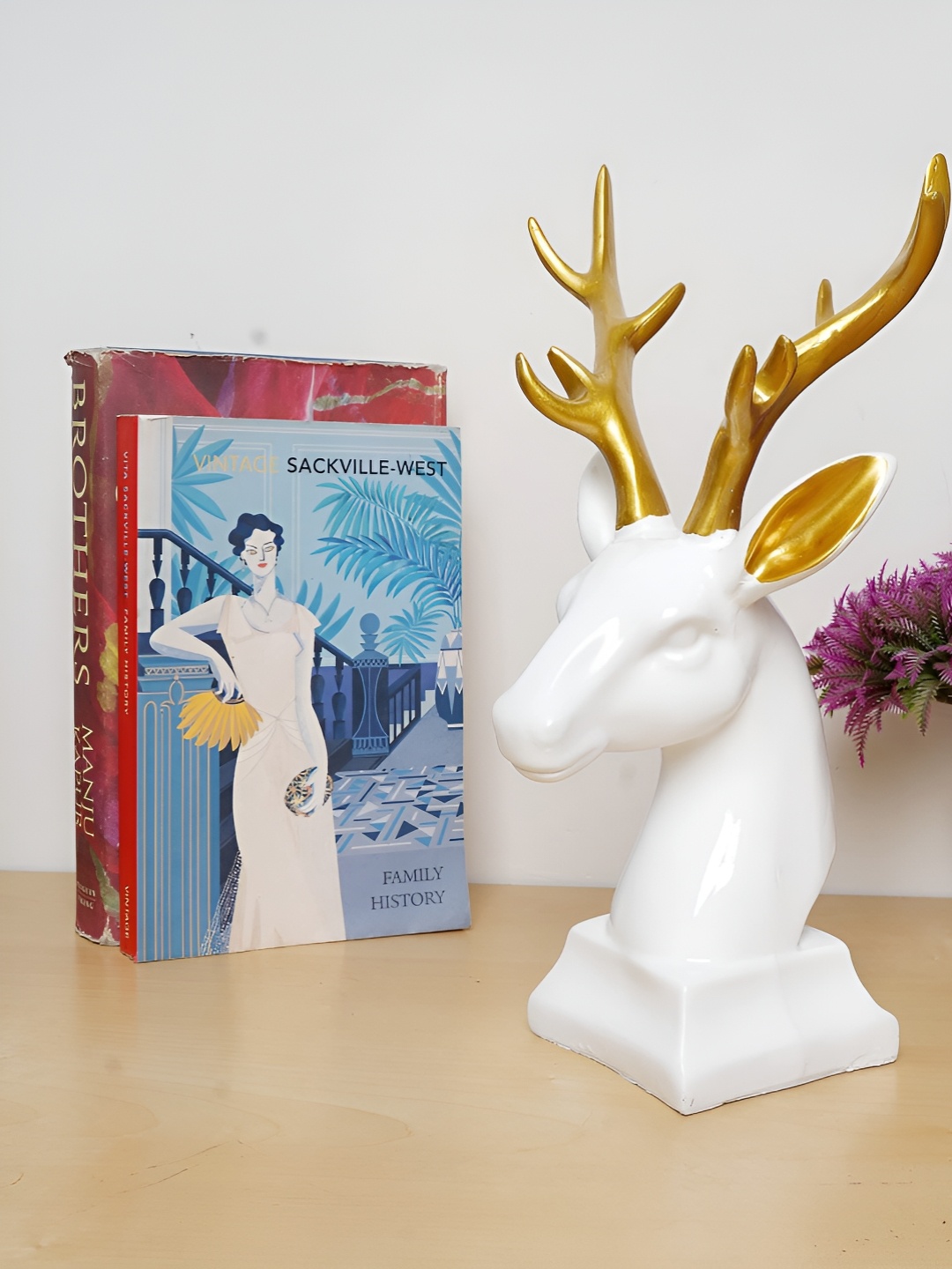 

Zart White Idol Showpiece