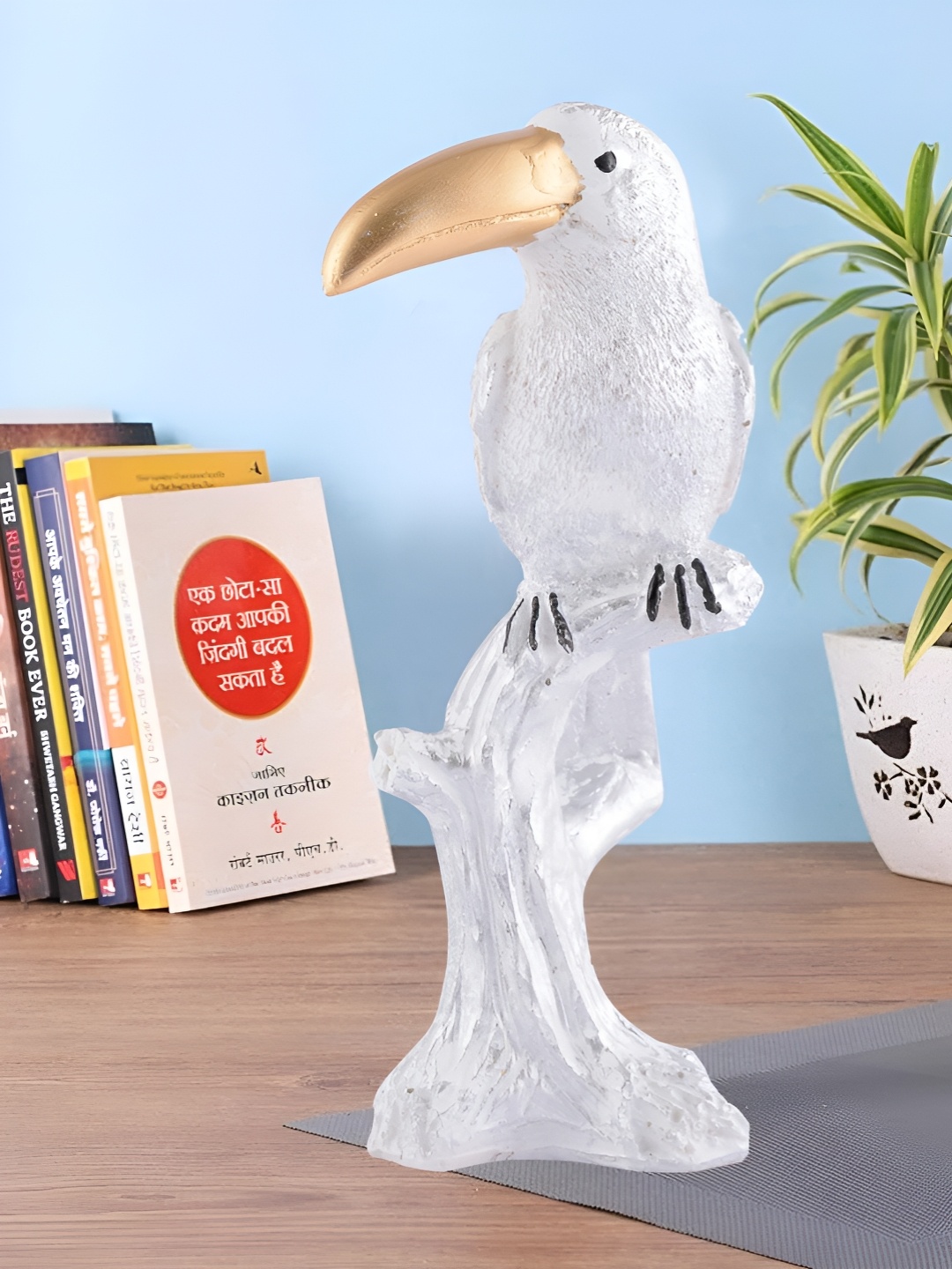 

Zart White Idol Showpiece