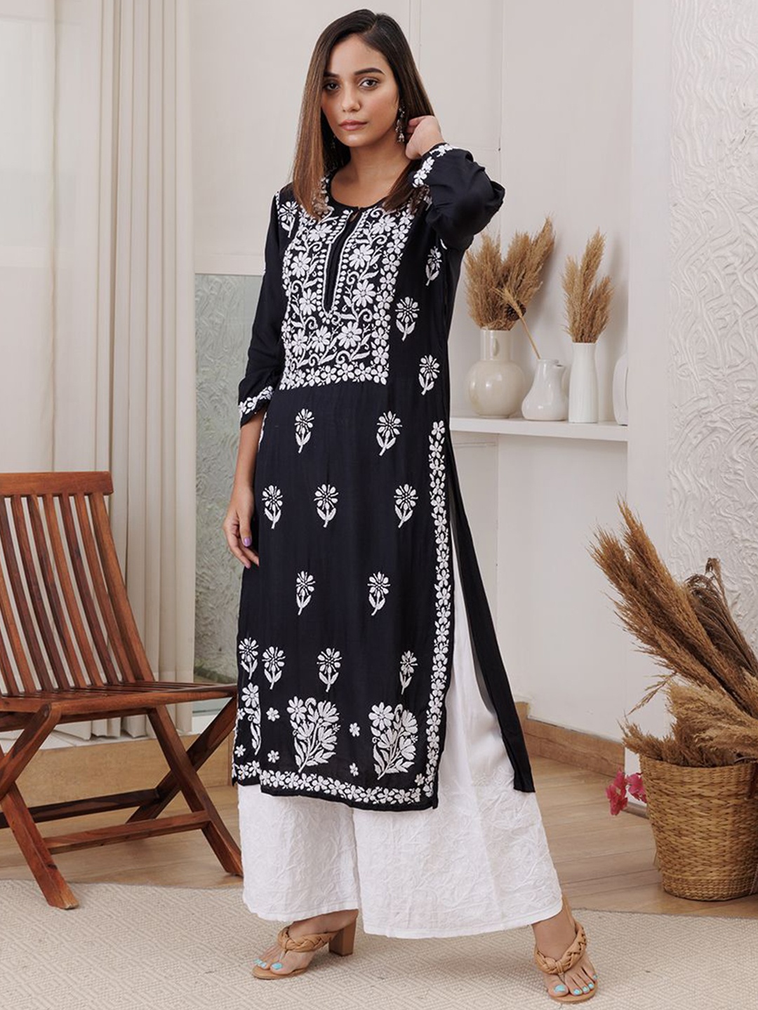 

Rangreza Ethnic Floral Embroidered Chikankari Straight Kurta, Black