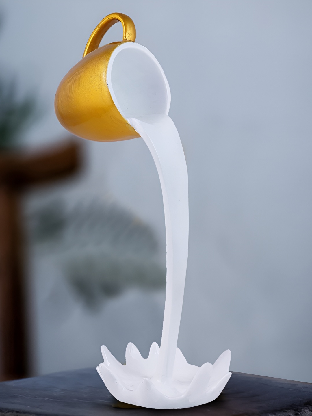 

Zart White and Goldtoned Medium Curio Showpiece