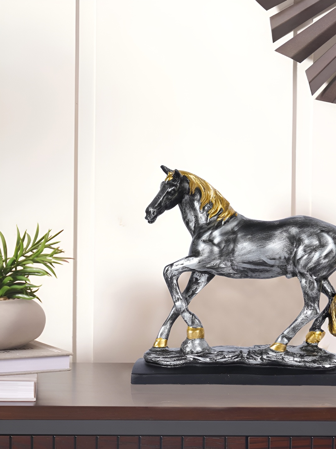 

Zart Black Idol Showpiece