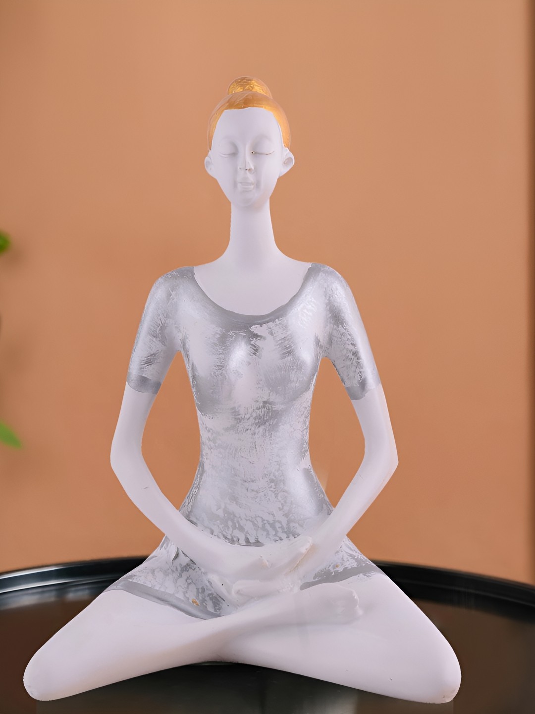 

Zart White Idol Showpiece
