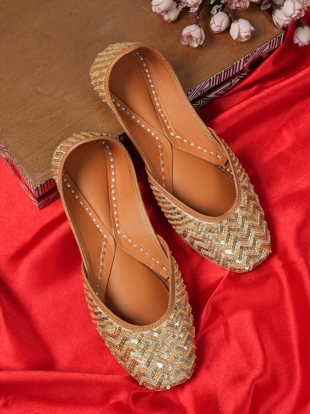 

JUTTIESMAKER Women Embellished Leather Ethnic Mojaris, Cream