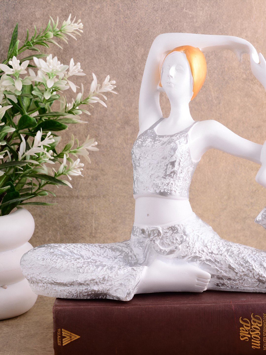 

Zart White Idol Showpiece
