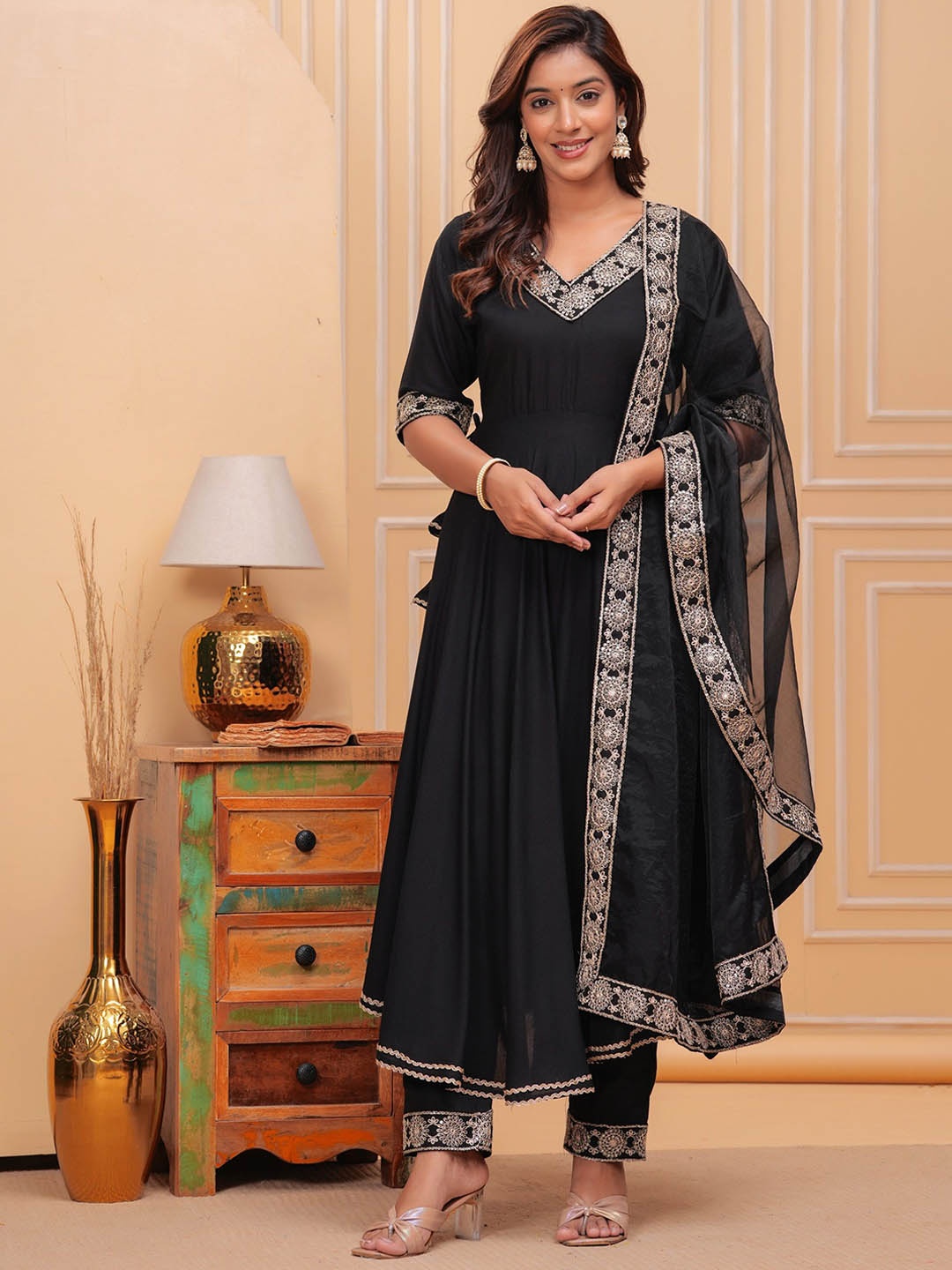 

JAFFRY EMBROIDERY Floral Embroidered Thread Work Anarkali Kurta with Trouser, Black