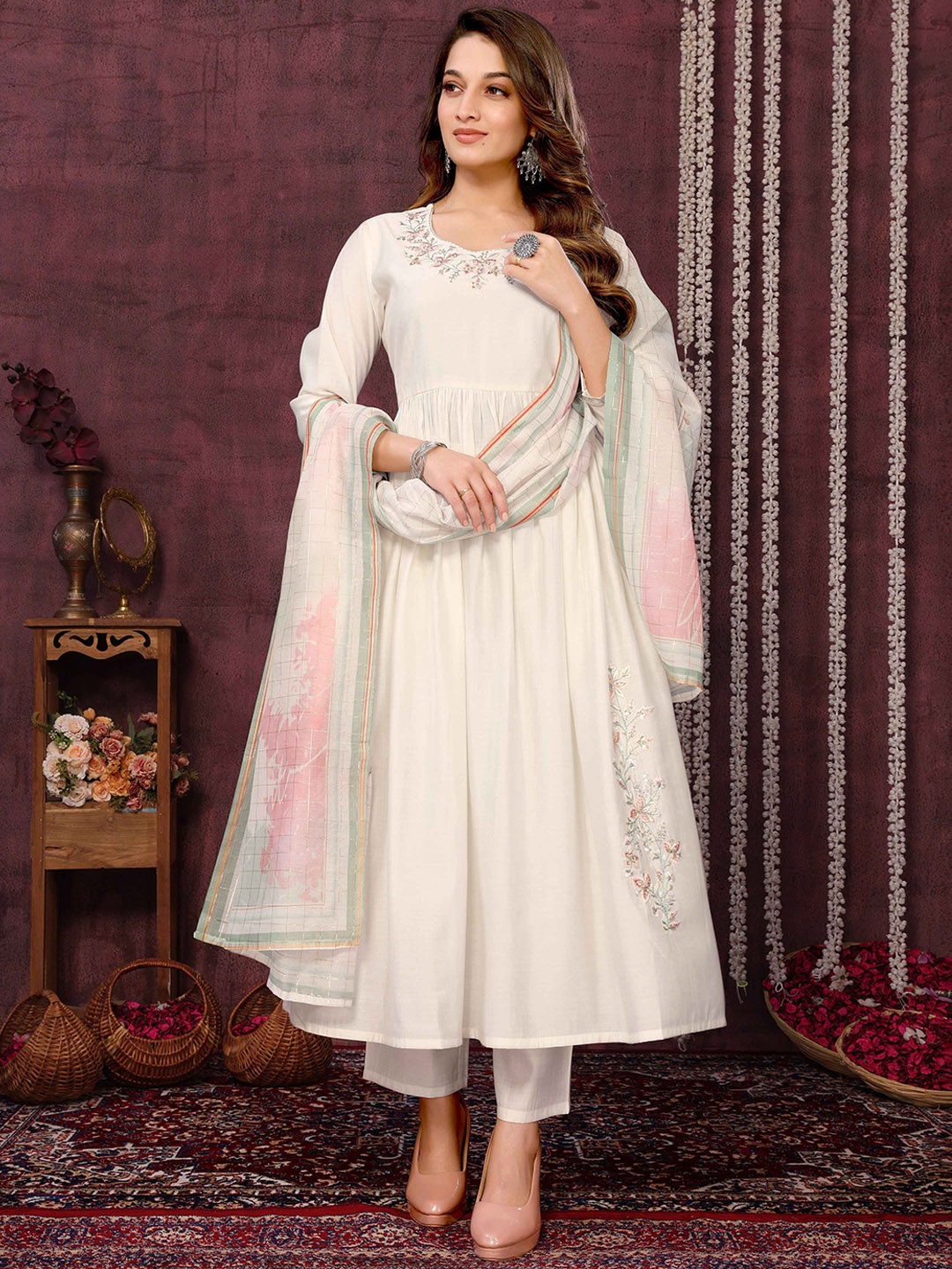 

SUNDARNAARI Floral Embroidered Thread Work Kurta with Trouser & Dupatta, Off white