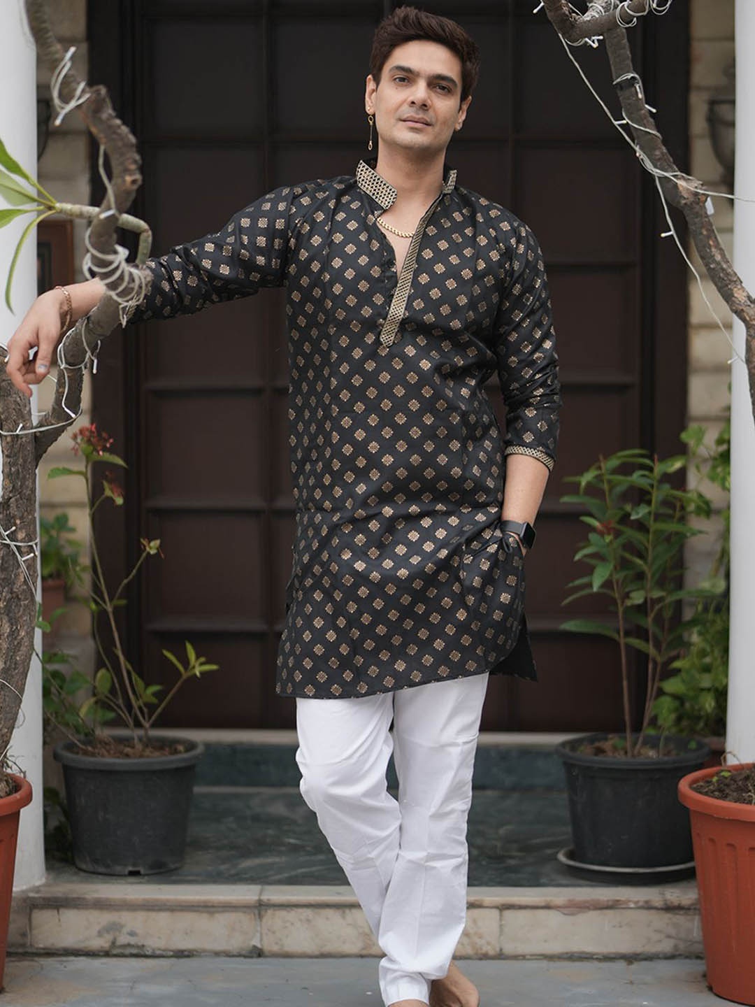 

Studd Muffyn Ethnic Motifs Woven Design Straight Kurta, Black
