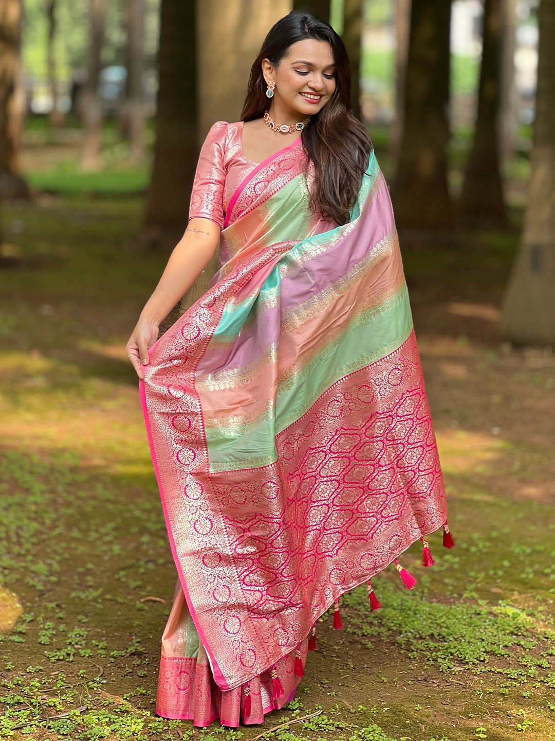 

YAVIRA SILK Woven Design Zari Banarasi Saree, Pink