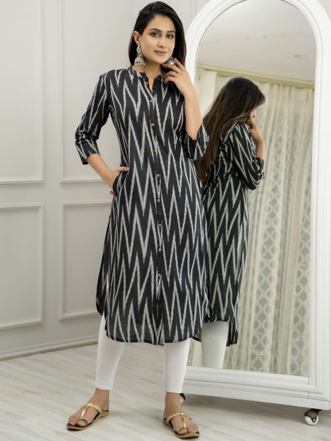 

Chandbaali Geometric Printed Mandarin Collar Pure Cotton A-Line Kurta, Black