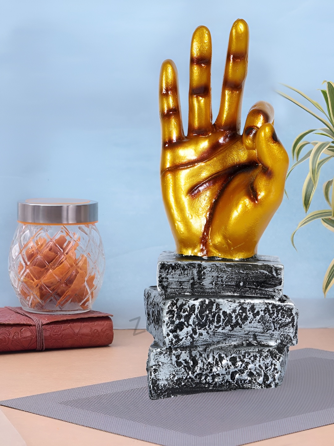 

Zart Gold-Toned Idol Showpiece