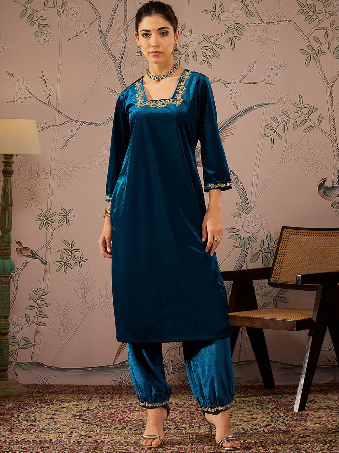 

Shae by SASSAFRAS Square Neck Three-Quarter Sleeves Regular Thread Work Velvet Kurta, Teal