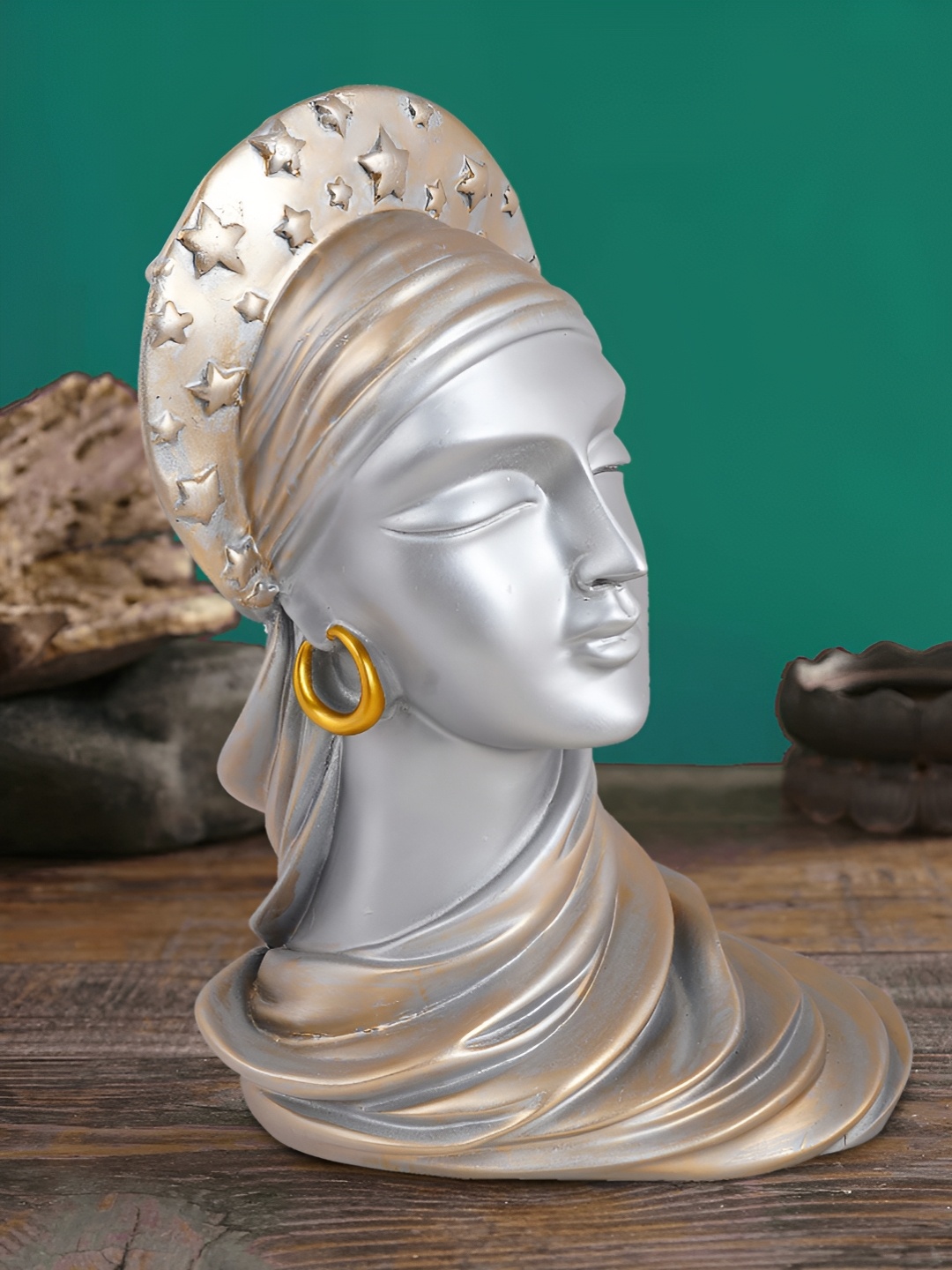 

Zart Silver-Toned Egyptian Queen Statue Showpiece