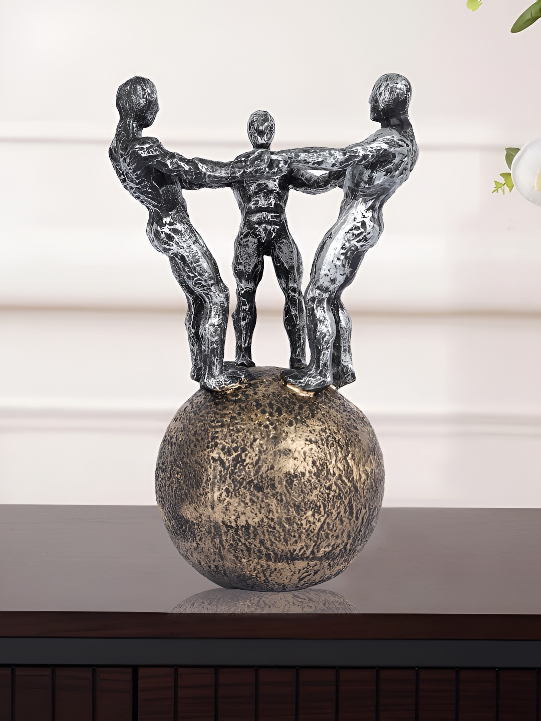

Zart Silver-Toned Idol Showpiece
