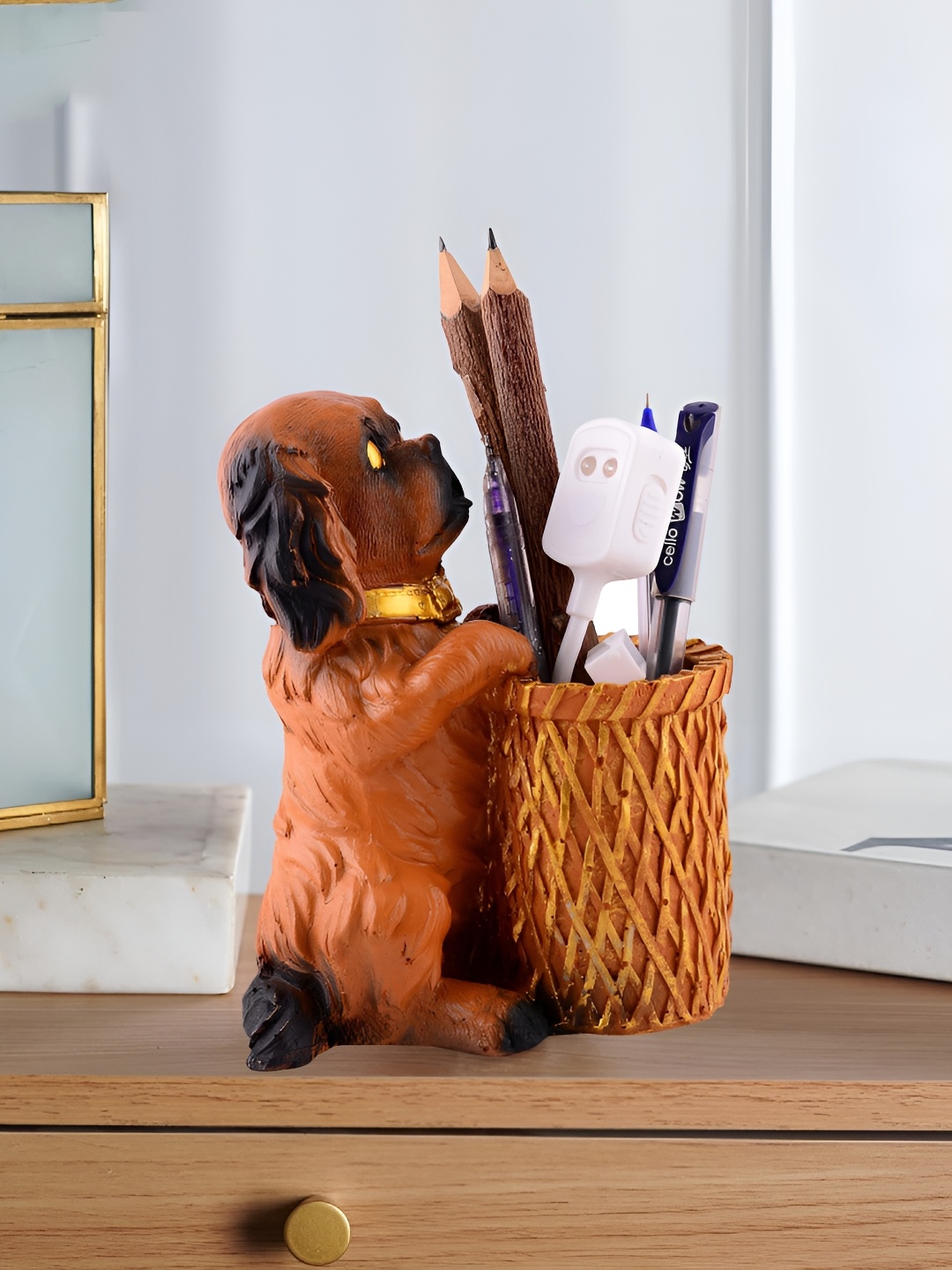 

Zart Brown Dog Shaped Pen Stand