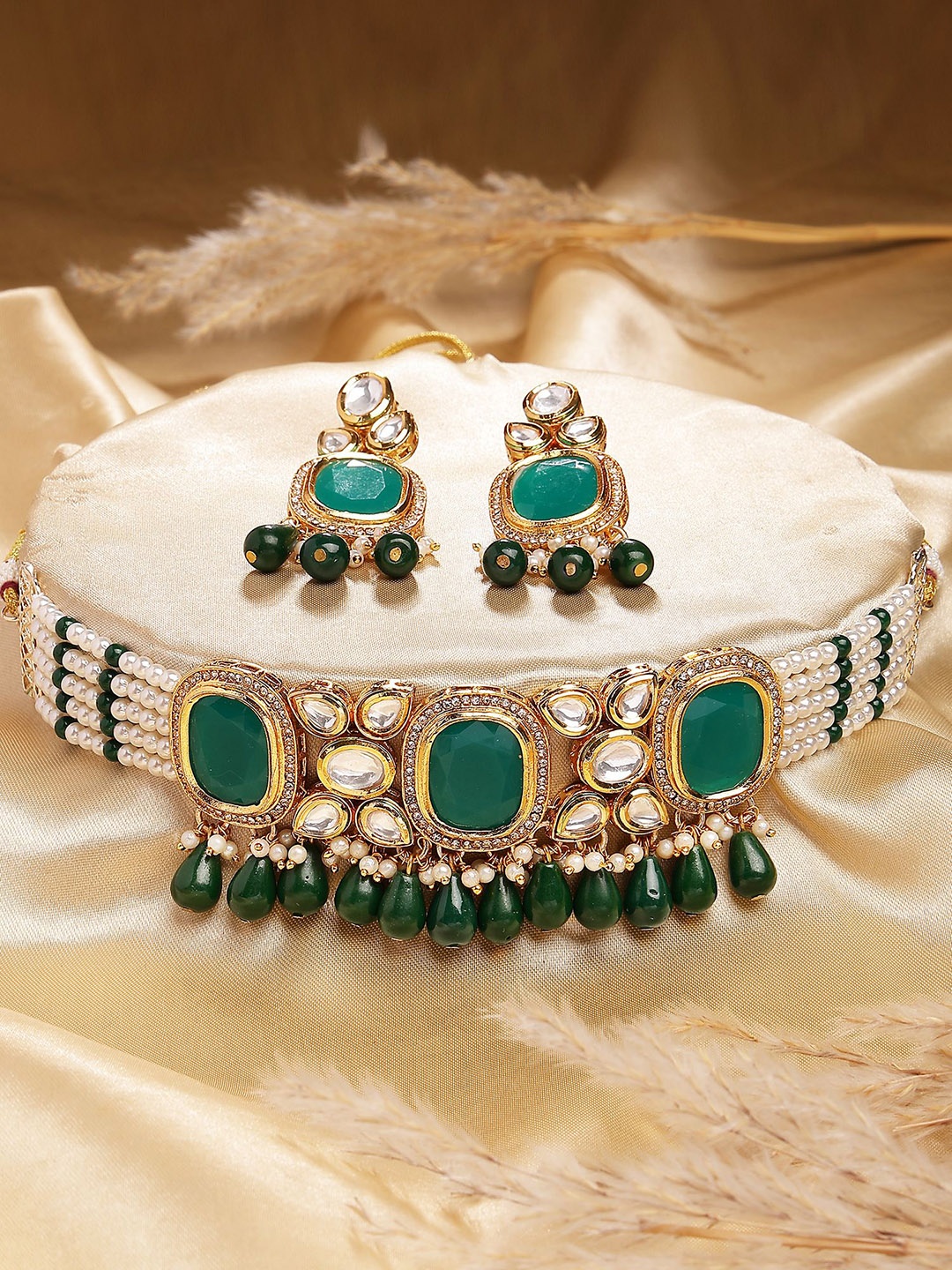 

KARATCART Gold-Plated Polki Kundan-Studded & Beaded Choker Jewellery Set