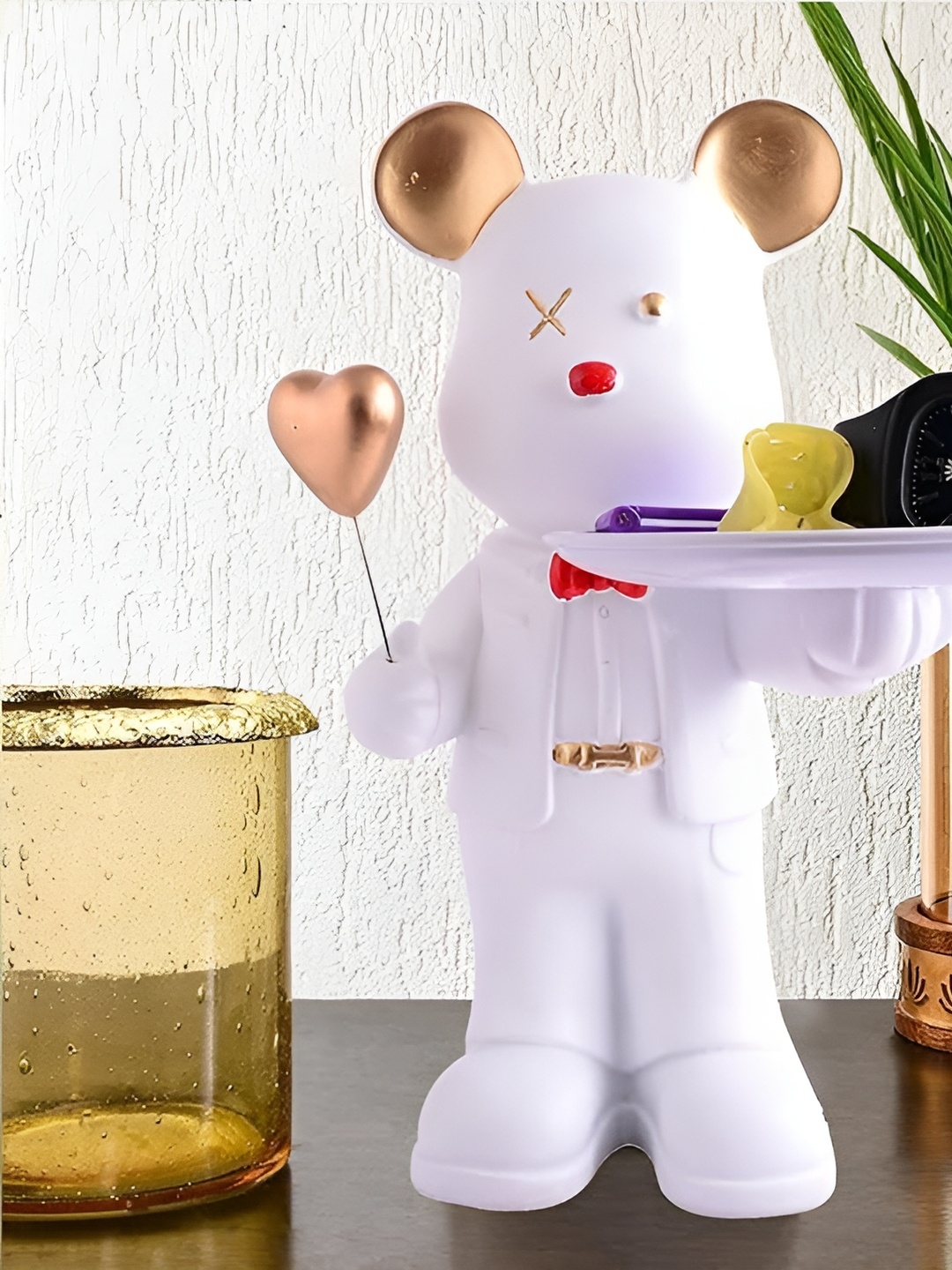 

Zart White Idol Showpiece