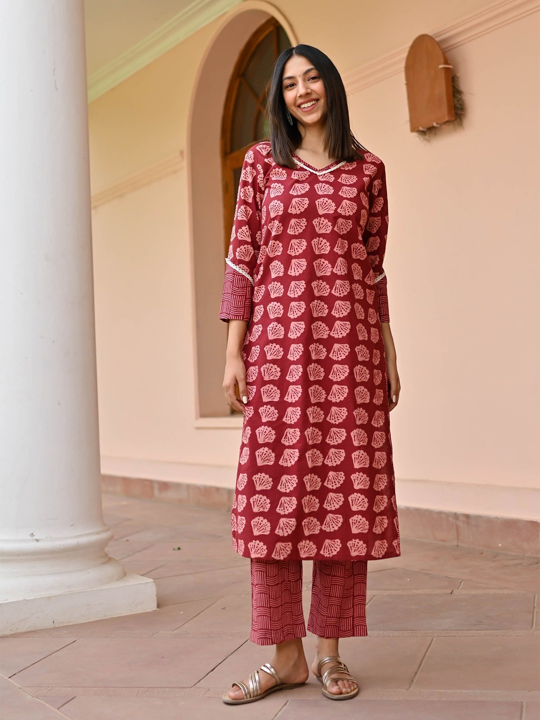 

Bunaai Floral Printed Kurta with Trouser, Maroon