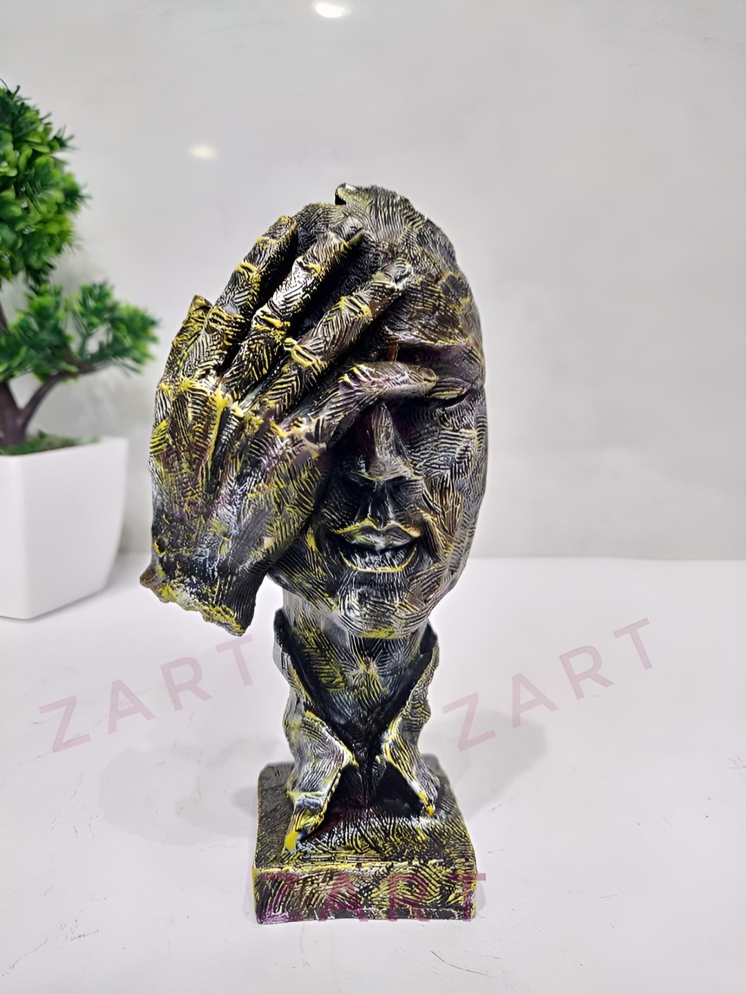 

Zart Black Idol Showpiece