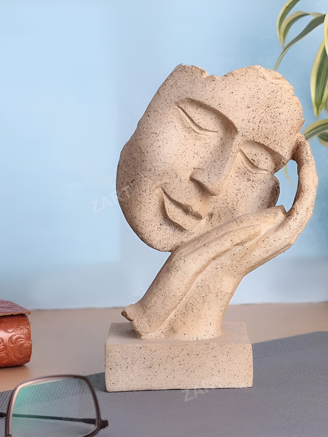 

Zart Cream-Coloured Idol Showpiece