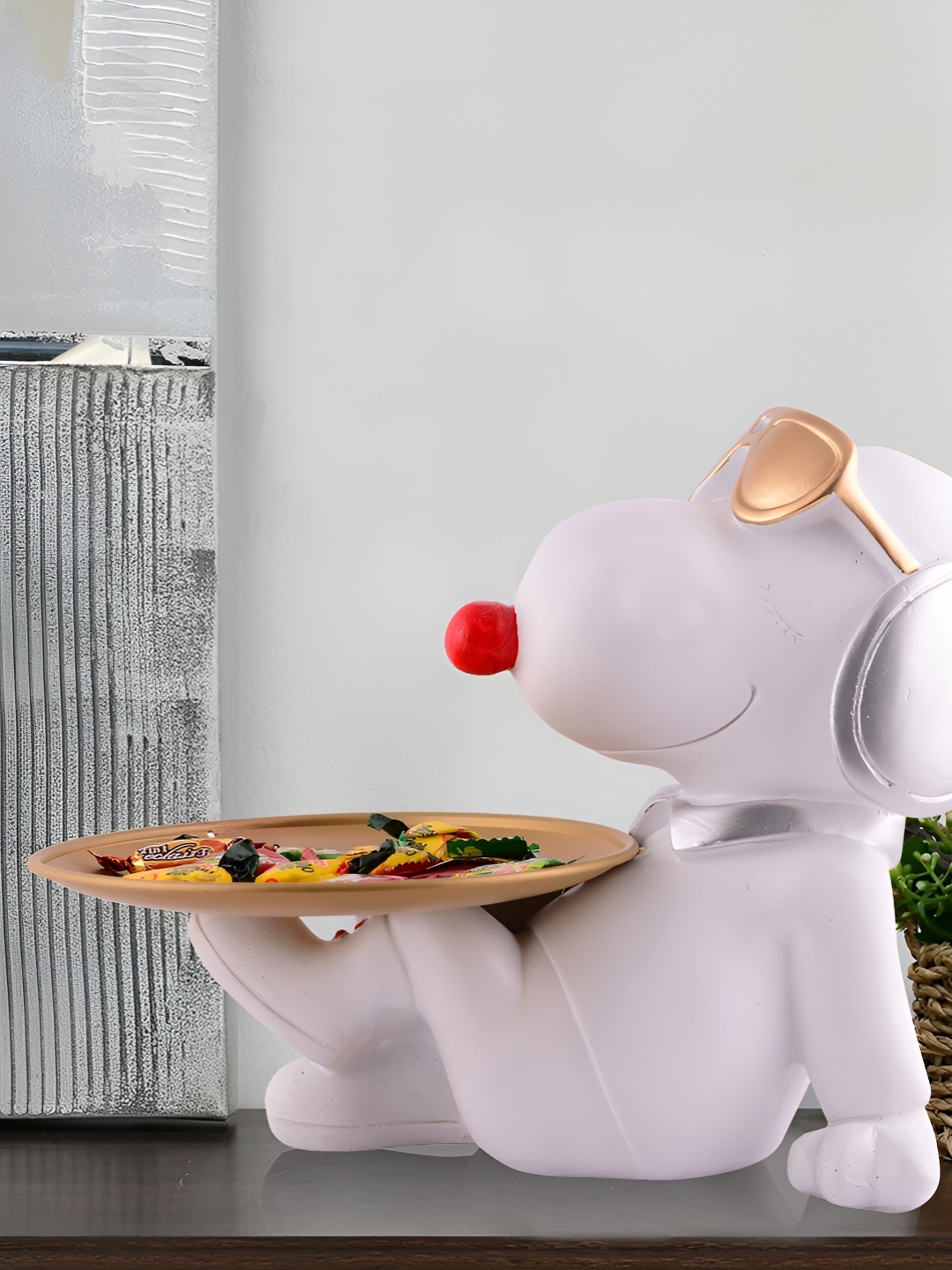 

Zart White Idol Showpiece