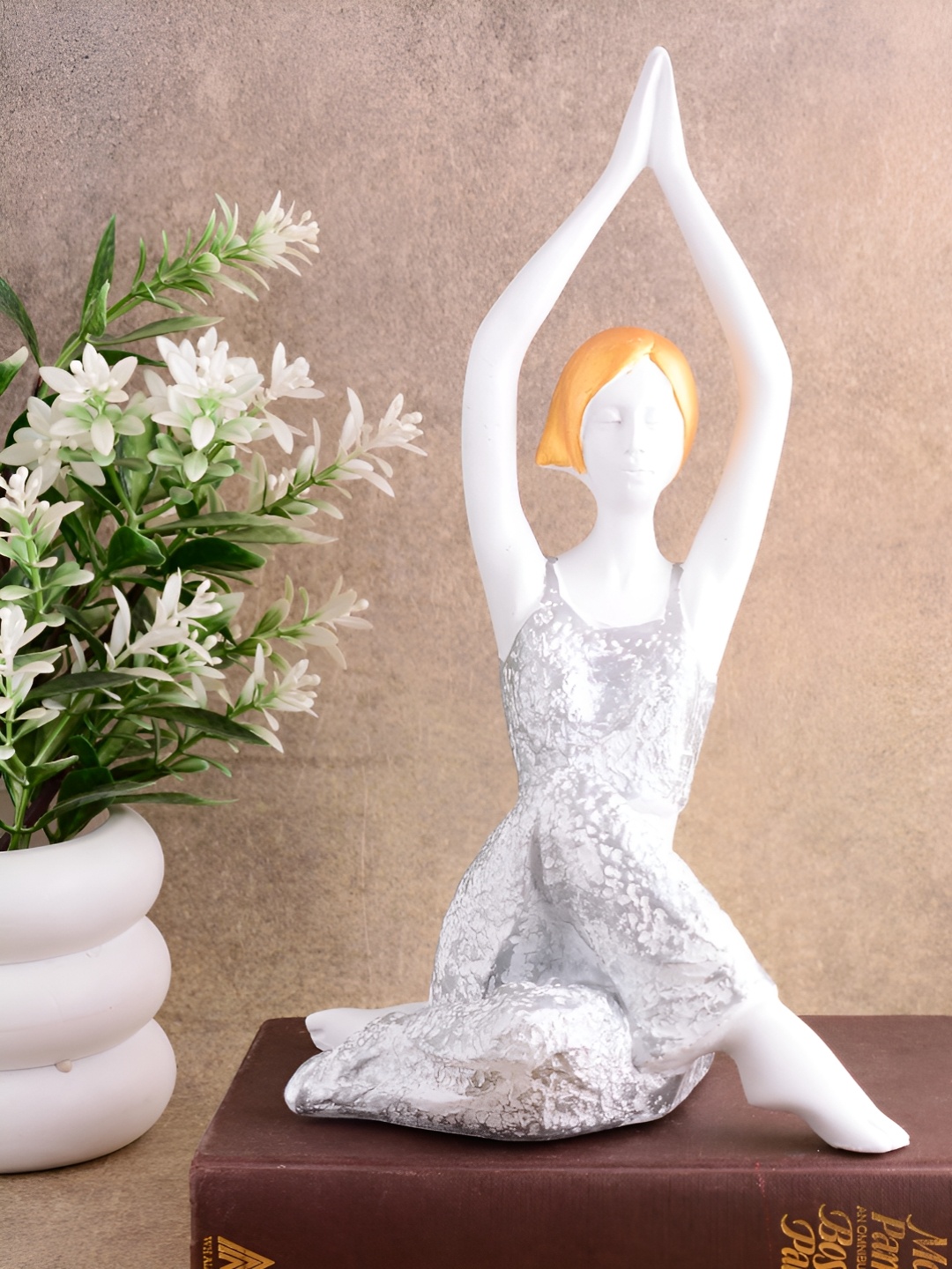 

Zart White Idol Showpiece