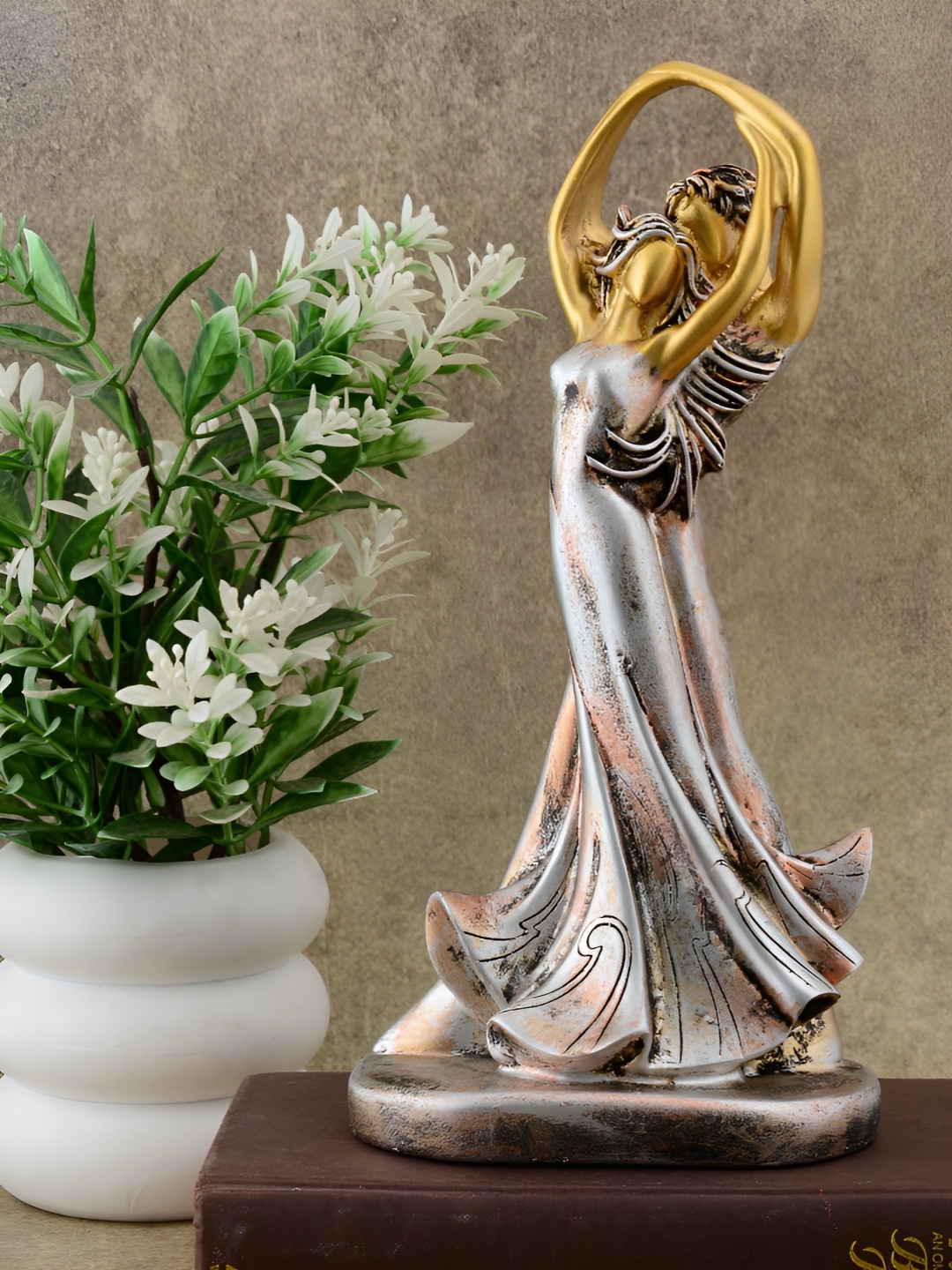 

Zart Grey & Gold Toned Romentic Love Couple Showpiece