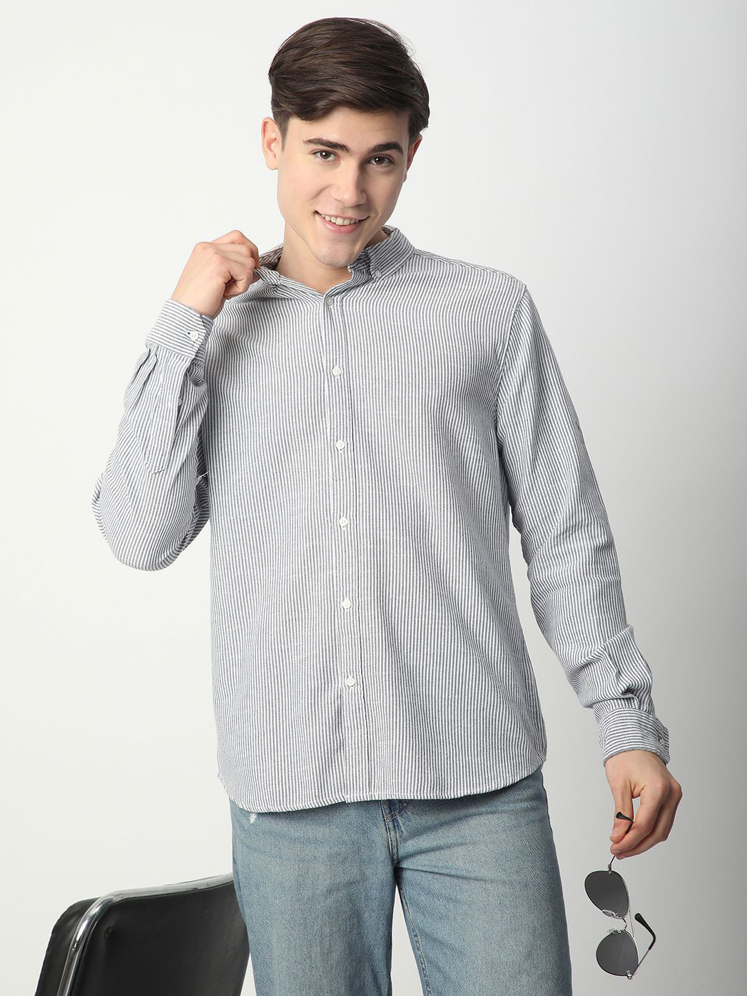

R&B Men Cutaway Collar Pinstripes Striped Cotton Casual Shirt, White