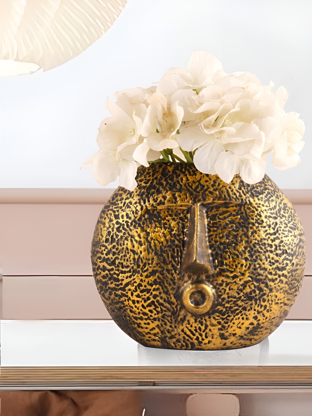 

Zart Black & Gold-Toned Curio Showpiece